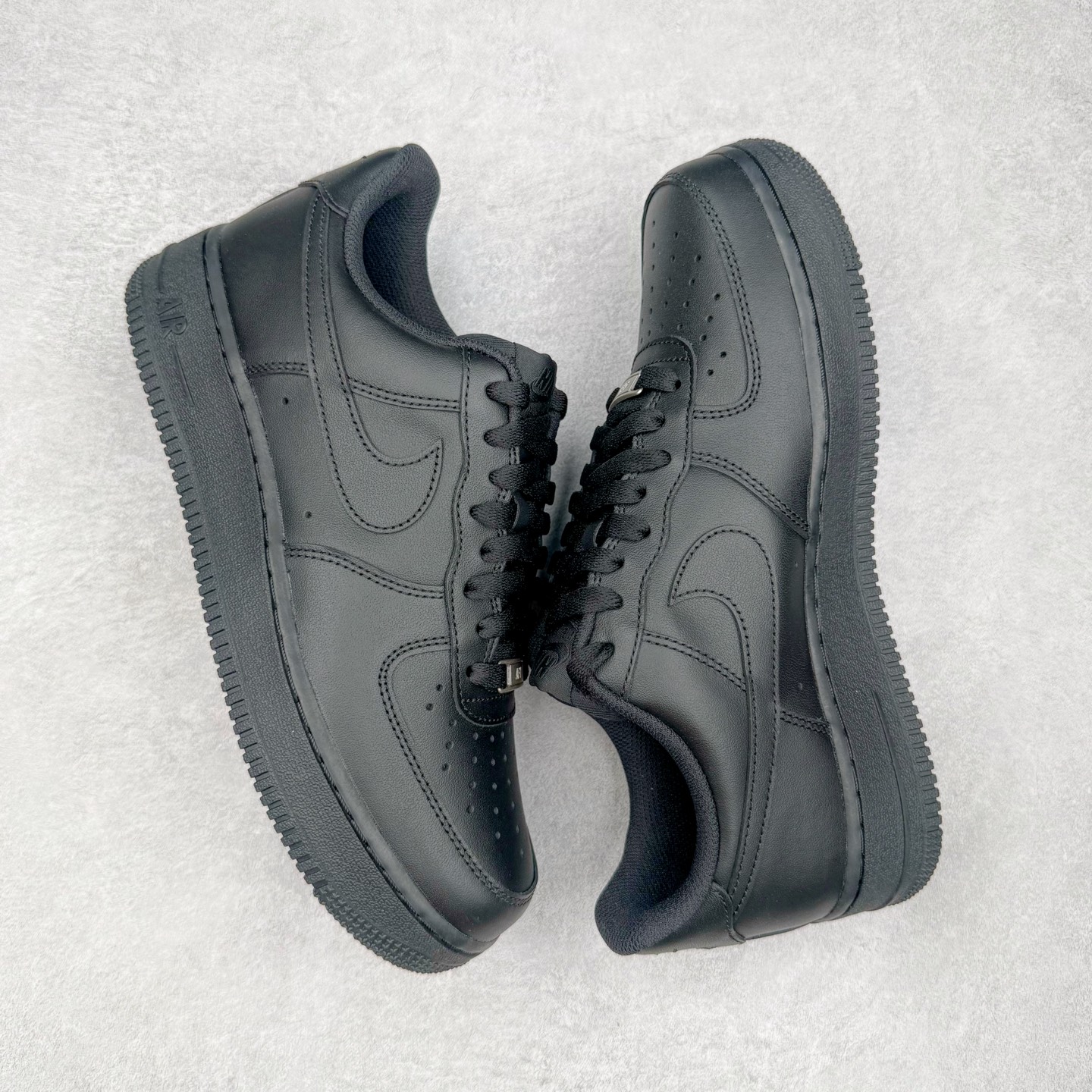 图片[3]-＃GX NK Air Force 1 Low \’07 空军一号低帮经典板鞋 纯黑 CW2288-001 经典老鞋 完美复刻 不规则波浪大底咬花 全鞋电脑针车 工整有序 视觉效果满分 原厂拉帮手法 标准四线 密度针距针孔大小控制到位 原装反口里网布海绵 正确卡色网眼大小 新版鞋撑改用纸团代替 原厂港宝加持完美还原灵魂版型 原盒原配从里到外百分百还原 原厂全头层原厂皮料 原标原盒 内置Sole气垫 中底白色背胶 中底划线 已经无限的接近公司 原厂楦头 原厂刺绣 后跟弧度修正 独家私模最大开发到48.5 尺码：35.5 36 37.5 38 38.5 39 40 40.5 41 42 42.5 43 44 44.5 45 46 47.5 48.5-选品中心