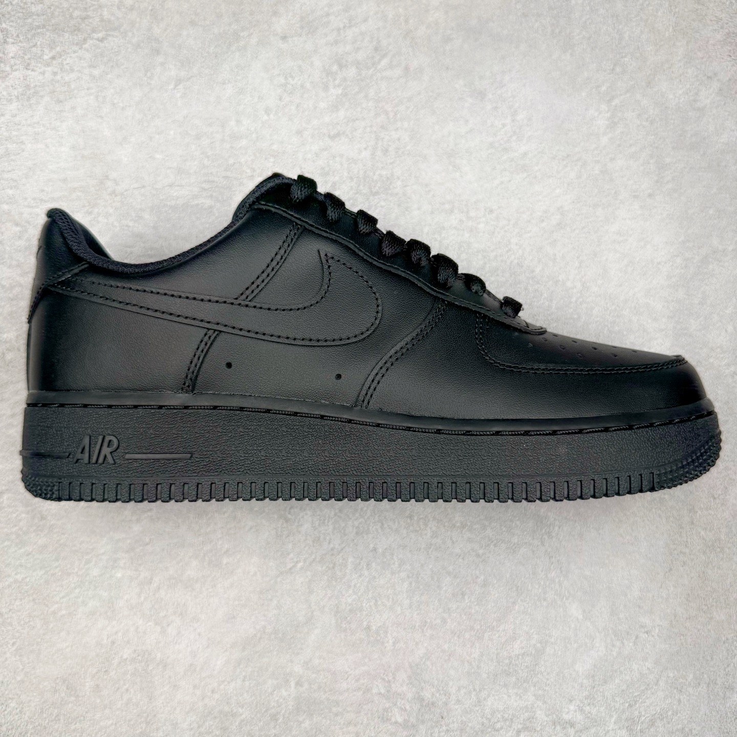 ＃GX NK Air Force 1 Low \'07 空军一号低帮经典板鞋 纯黑 CW2288-001 经典老鞋 完美复刻 不规则波浪大底咬花 全鞋电脑针车 工整有序 视觉效果满分 原厂拉帮手法 标准四线 密度针距针孔大小控制到位 原装反口里网布海绵 正确卡色网眼大小 新版鞋撑改用纸团代替 原厂港宝加持完美还原灵魂版型 原盒原配从里到外百分百还原 原厂全头层原厂皮料 原标原盒 内置Sole气垫 中底白色背胶 中底划线 已经无限的接近公司 原厂楦头 原厂刺绣 后跟弧度修正 独家私模最大开发到48.5 尺码：35.5 36 37.5 38 38.5 39 40 40.5 41 42 42.5 43 44 44.5 45 46 47.5 48.5-选品中心
