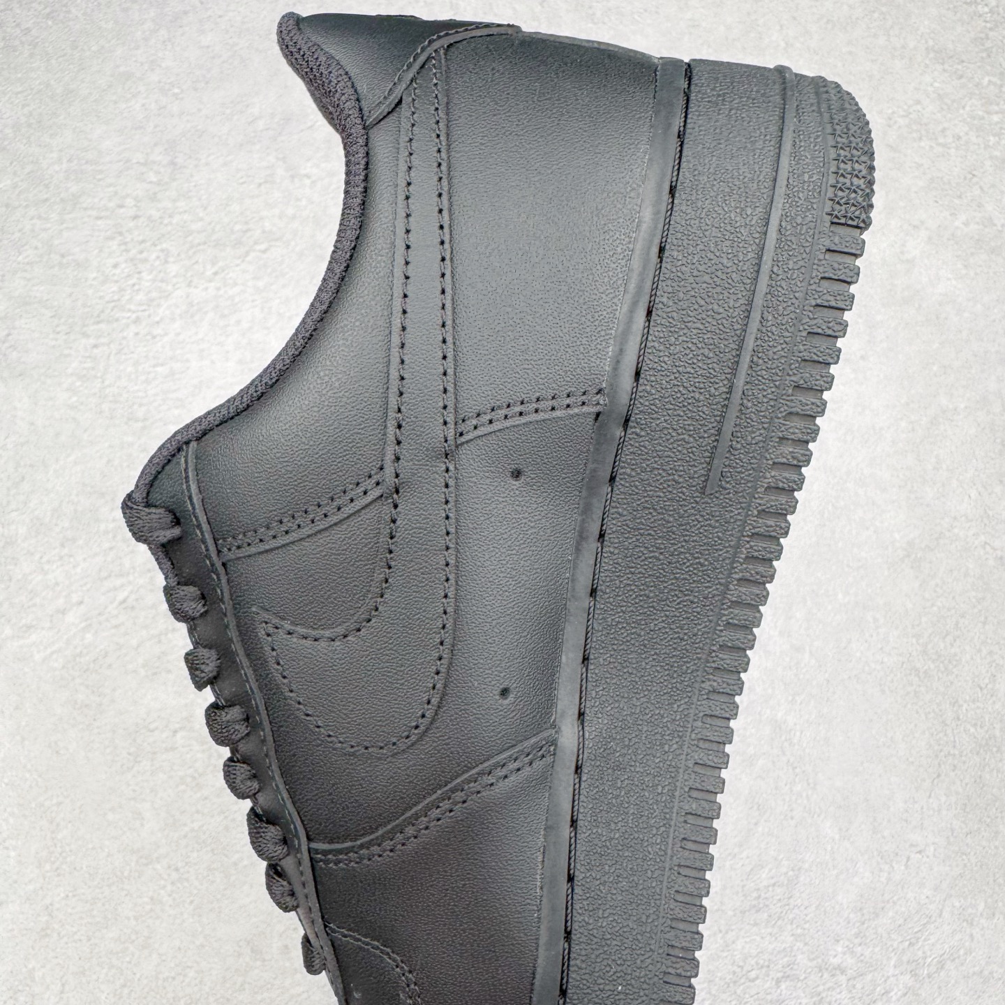 图片[7]-＃GX NK Air Force 1 Low \’07 空军一号低帮经典板鞋 纯黑 CW2288-001 经典老鞋 完美复刻 不规则波浪大底咬花 全鞋电脑针车 工整有序 视觉效果满分 原厂拉帮手法 标准四线 密度针距针孔大小控制到位 原装反口里网布海绵 正确卡色网眼大小 新版鞋撑改用纸团代替 原厂港宝加持完美还原灵魂版型 原盒原配从里到外百分百还原 原厂全头层原厂皮料 原标原盒 内置Sole气垫 中底白色背胶 中底划线 已经无限的接近公司 原厂楦头 原厂刺绣 后跟弧度修正 独家私模最大开发到48.5 尺码：35.5 36 37.5 38 38.5 39 40 40.5 41 42 42.5 43 44 44.5 45 46 47.5 48.5-选品中心