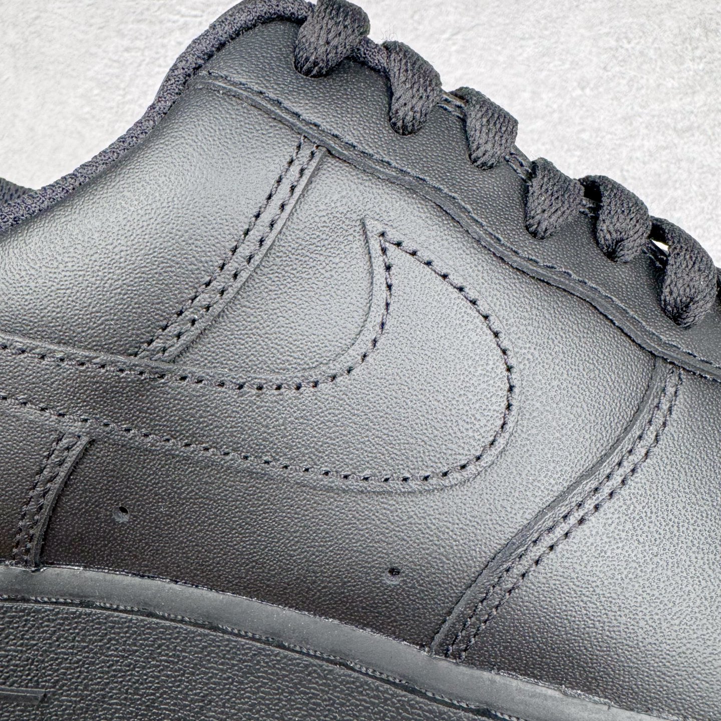 图片[19]-＃GX NK Air Force 1 Low \’07 空军一号低帮经典板鞋 纯黑 CW2288-001 经典老鞋 完美复刻 不规则波浪大底咬花 全鞋电脑针车 工整有序 视觉效果满分 原厂拉帮手法 标准四线 密度针距针孔大小控制到位 原装反口里网布海绵 正确卡色网眼大小 新版鞋撑改用纸团代替 原厂港宝加持完美还原灵魂版型 原盒原配从里到外百分百还原 原厂全头层原厂皮料 原标原盒 内置Sole气垫 中底白色背胶 中底划线 已经无限的接近公司 原厂楦头 原厂刺绣 后跟弧度修正 独家私模最大开发到48.5 尺码：35.5 36 37.5 38 38.5 39 40 40.5 41 42 42.5 43 44 44.5 45 46 47.5 48.5-选品中心