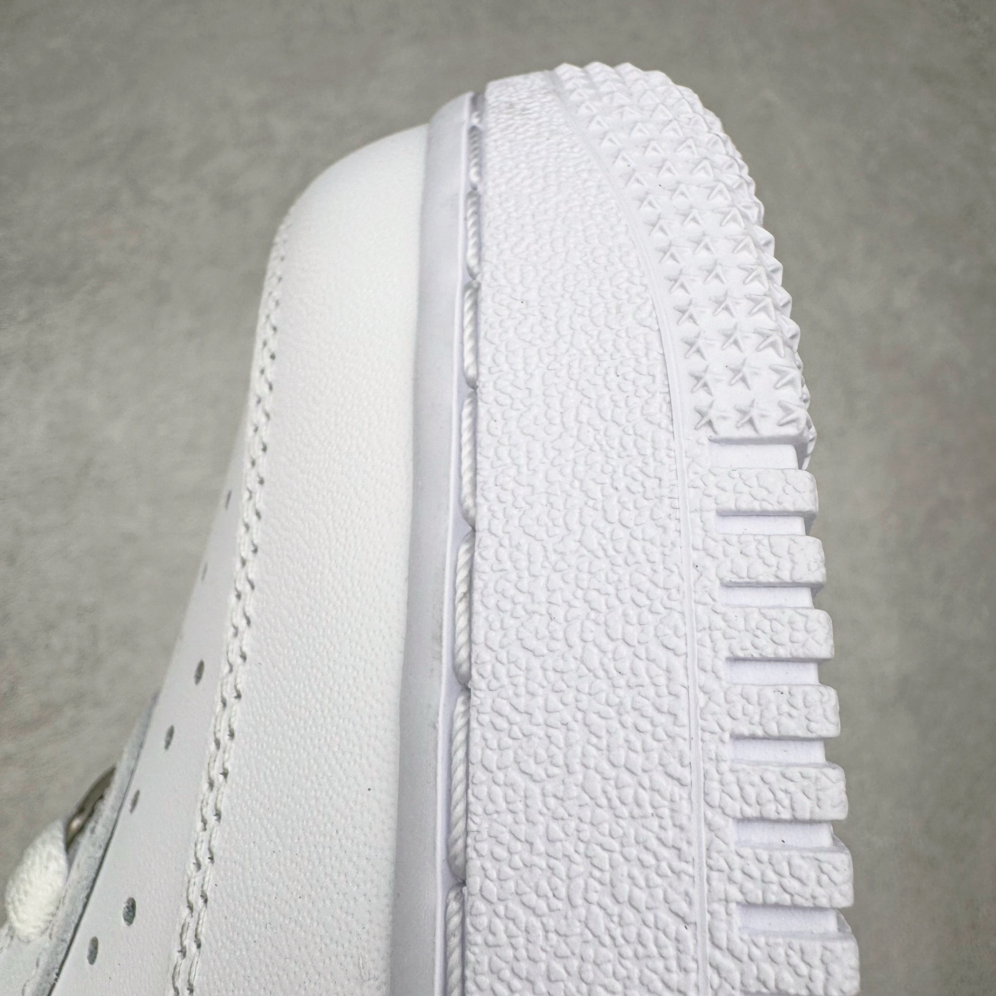 图片[15]-＃GX NK Air Force 1 Low \’07 空军一号低帮经典板鞋 纯白 CW2288-111 经典老鞋 完美复刻 不规则波浪大底咬花 全鞋电脑针车 工整有序 视觉效果满分 原厂拉帮手法 标准四线 密度针距针孔大小控制到位 原装反口里网布海绵 正确卡色网眼大小 新版鞋撑改用纸团代替 原厂港宝加持完美还原灵魂版型 原盒原配从里到外百分百还原 原厂全头层原厂皮料 原标原盒 内置Sole气垫 中底白色背胶 中底划线 已经无限的接近公司 原厂楦头 原厂刺绣 后跟弧度修正 独家私模最大开发到48.5 尺码：35.5 36 37.5 38 38.5 39 40 40.5 41 42 42.5 43 44 44.5 45 46 47.5 48.5-选品中心