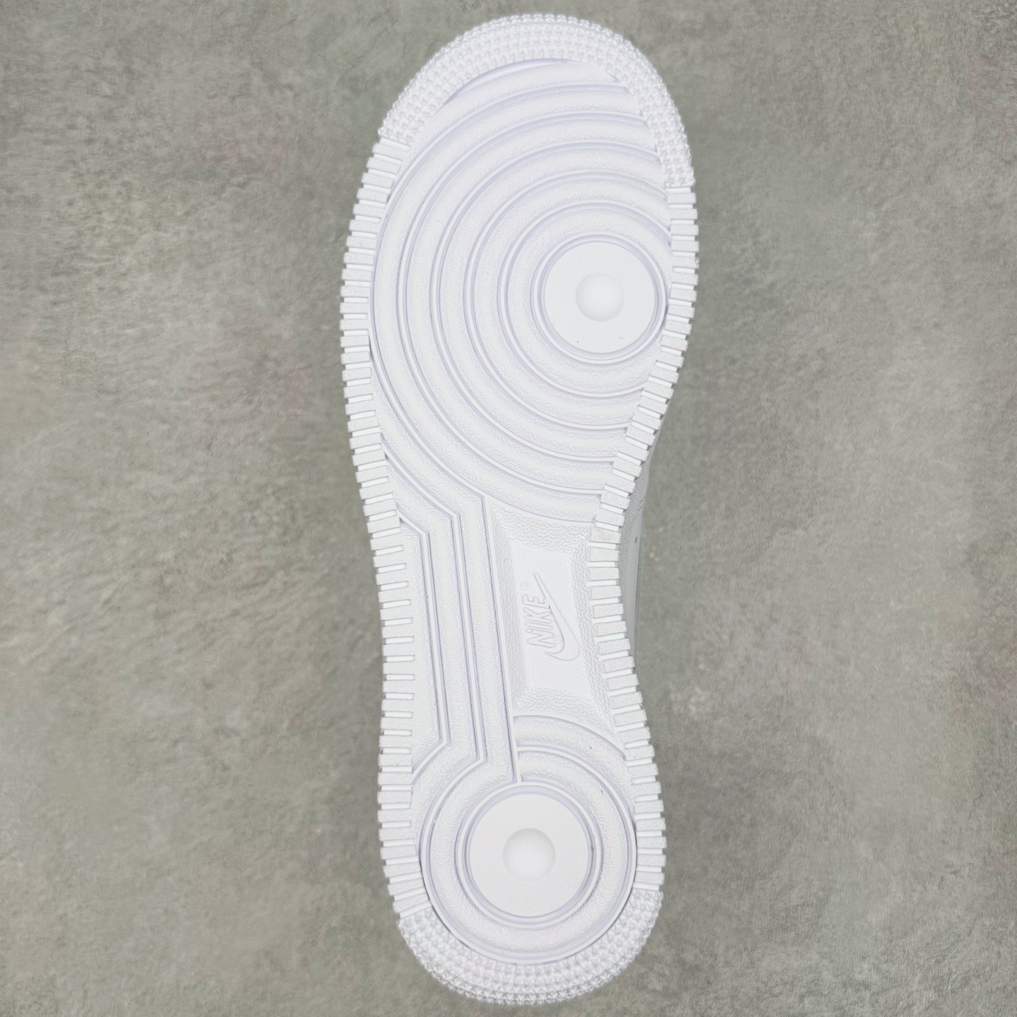 图片[9]-＃GX NK Air Force 1 Low \’07 空军一号低帮经典板鞋 纯白 CW2288-111 经典老鞋 完美复刻 不规则波浪大底咬花 全鞋电脑针车 工整有序 视觉效果满分 原厂拉帮手法 标准四线 密度针距针孔大小控制到位 原装反口里网布海绵 正确卡色网眼大小 新版鞋撑改用纸团代替 原厂港宝加持完美还原灵魂版型 原盒原配从里到外百分百还原 原厂全头层原厂皮料 原标原盒 内置Sole气垫 中底白色背胶 中底划线 已经无限的接近公司 原厂楦头 原厂刺绣 后跟弧度修正 独家私模最大开发到48.5 尺码：35.5 36 37.5 38 38.5 39 40 40.5 41 42 42.5 43 44 44.5 45 46 47.5 48.5-选品中心