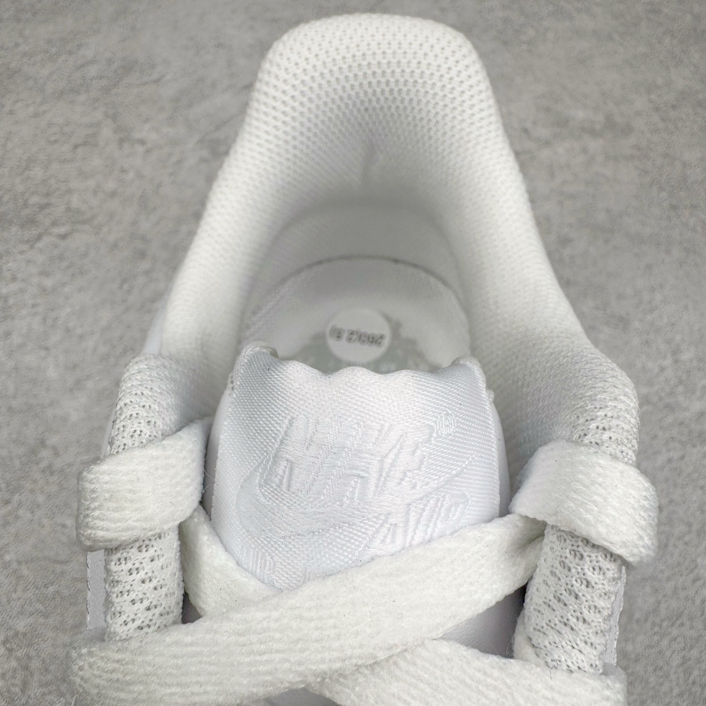 图片[13]-＃GX NK Air Force 1 Low \’07 空军一号低帮经典板鞋 纯白 CW2288-111 经典老鞋 完美复刻 不规则波浪大底咬花 全鞋电脑针车 工整有序 视觉效果满分 原厂拉帮手法 标准四线 密度针距针孔大小控制到位 原装反口里网布海绵 正确卡色网眼大小 新版鞋撑改用纸团代替 原厂港宝加持完美还原灵魂版型 原盒原配从里到外百分百还原 原厂全头层原厂皮料 原标原盒 内置Sole气垫 中底白色背胶 中底划线 已经无限的接近公司 原厂楦头 原厂刺绣 后跟弧度修正 独家私模最大开发到48.5 尺码：35.5 36 37.5 38 38.5 39 40 40.5 41 42 42.5 43 44 44.5 45 46 47.5 48.5-选品中心