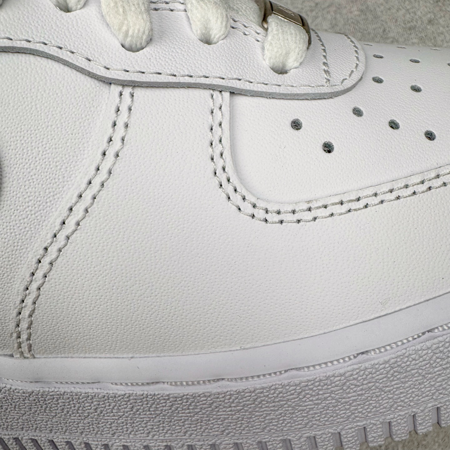 图片[18]-＃GX NK Air Force 1 Low \’07 空军一号低帮经典板鞋 纯白 CW2288-111 经典老鞋 完美复刻 不规则波浪大底咬花 全鞋电脑针车 工整有序 视觉效果满分 原厂拉帮手法 标准四线 密度针距针孔大小控制到位 原装反口里网布海绵 正确卡色网眼大小 新版鞋撑改用纸团代替 原厂港宝加持完美还原灵魂版型 原盒原配从里到外百分百还原 原厂全头层原厂皮料 原标原盒 内置Sole气垫 中底白色背胶 中底划线 已经无限的接近公司 原厂楦头 原厂刺绣 后跟弧度修正 独家私模最大开发到48.5 尺码：35.5 36 37.5 38 38.5 39 40 40.5 41 42 42.5 43 44 44.5 45 46 47.5 48.5-选品中心