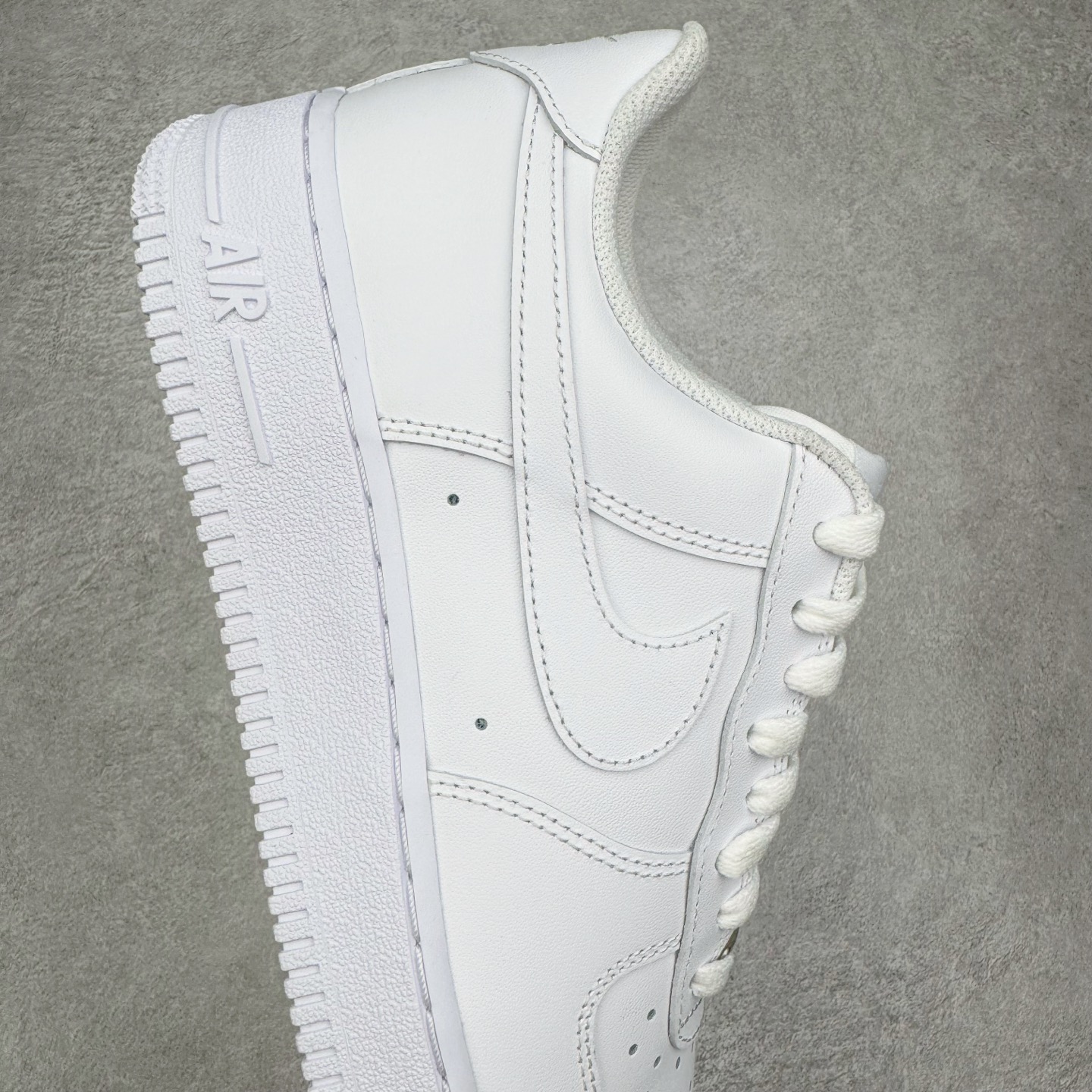 图片[6]-＃GX NK Air Force 1 Low \’07 空军一号低帮经典板鞋 纯白 CW2288-111 经典老鞋 完美复刻 不规则波浪大底咬花 全鞋电脑针车 工整有序 视觉效果满分 原厂拉帮手法 标准四线 密度针距针孔大小控制到位 原装反口里网布海绵 正确卡色网眼大小 新版鞋撑改用纸团代替 原厂港宝加持完美还原灵魂版型 原盒原配从里到外百分百还原 原厂全头层原厂皮料 原标原盒 内置Sole气垫 中底白色背胶 中底划线 已经无限的接近公司 原厂楦头 原厂刺绣 后跟弧度修正 独家私模最大开发到48.5 尺码：35.5 36 37.5 38 38.5 39 40 40.5 41 42 42.5 43 44 44.5 45 46 47.5 48.5-选品中心