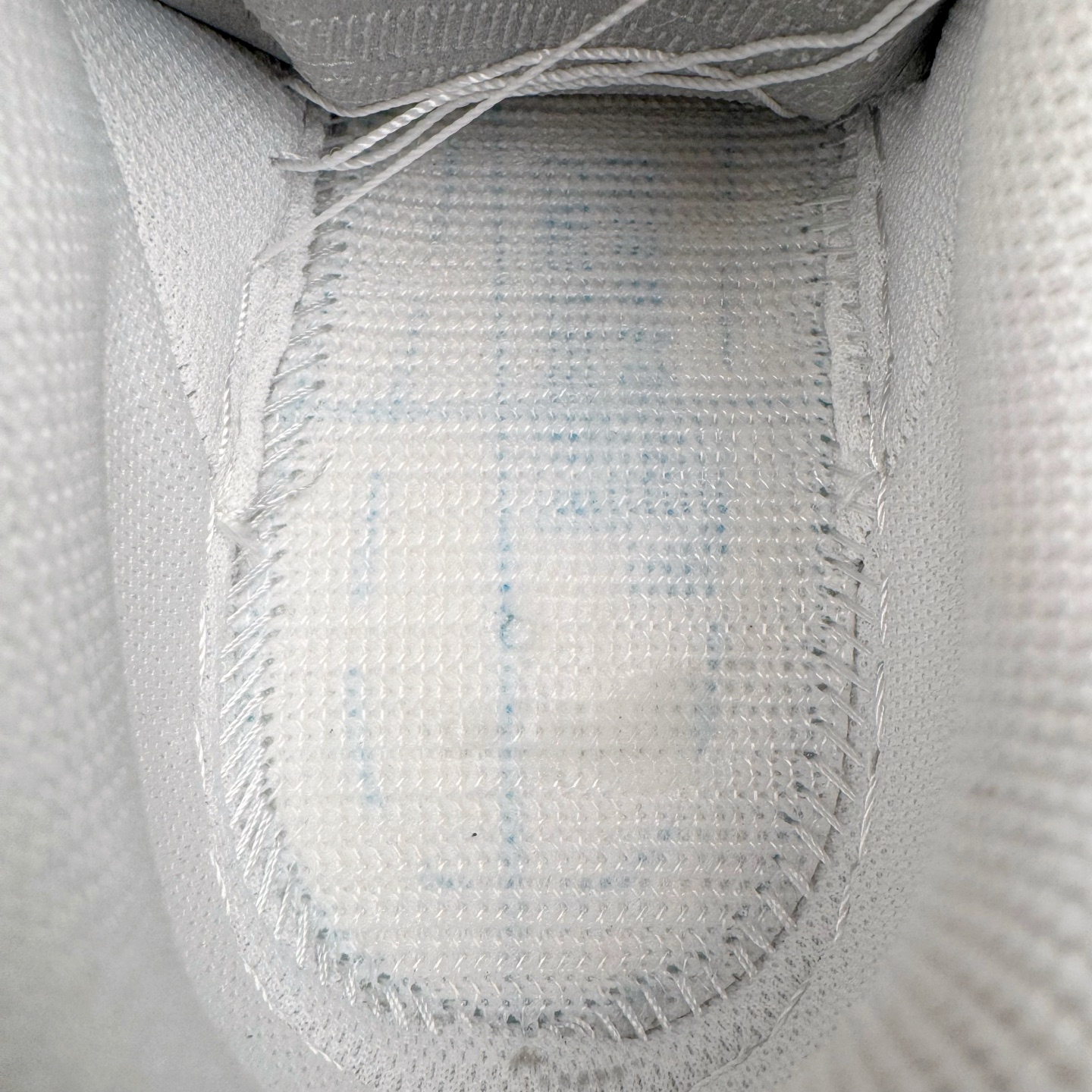 图片[10]-＃GX NK Air Force 1 Low \’07 空军一号低帮经典板鞋 纯白 CW2288-111 经典老鞋 完美复刻 不规则波浪大底咬花 全鞋电脑针车 工整有序 视觉效果满分 原厂拉帮手法 标准四线 密度针距针孔大小控制到位 原装反口里网布海绵 正确卡色网眼大小 新版鞋撑改用纸团代替 原厂港宝加持完美还原灵魂版型 原盒原配从里到外百分百还原 原厂全头层原厂皮料 原标原盒 内置Sole气垫 中底白色背胶 中底划线 已经无限的接近公司 原厂楦头 原厂刺绣 后跟弧度修正 独家私模最大开发到48.5 尺码：35.5 36 37.5 38 38.5 39 40 40.5 41 42 42.5 43 44 44.5 45 46 47.5 48.5-选品中心