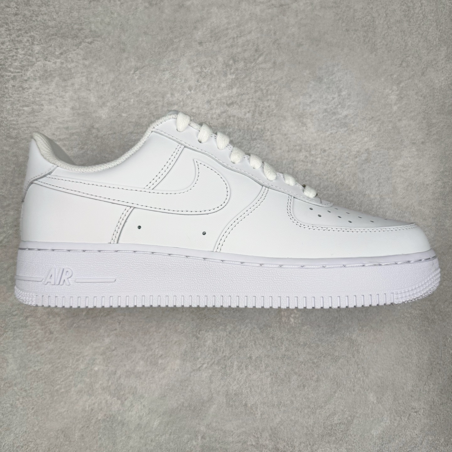 ＃GX NK Air Force 1 Low \’07 空军一号低帮经典板鞋 纯白 CW2288-111 经典老鞋 完美复刻 不规则波浪大底咬花 全鞋电脑针车 工整有序 视觉效果满分 原厂拉帮手法 标准四线 密度针距针孔大小控制到位 原装反口里网布海绵 正确卡色网眼大小 新版鞋撑改用纸团代替 原厂港宝加持完美还原灵魂版型 原盒原配从里到外百分百还原 原厂全头层原厂皮料 原标原盒 内置Sole气垫 中底白色背胶 中底划线 已经无限的接近公司 原厂楦头 原厂刺绣 后跟弧度修正 独家私模最大开发到48.5 尺码：35.5 36 37.5 38 38.5 39 40 40.5 41 42 42.5 43 44 44.5 45 46 47.5 48.5-选品中心