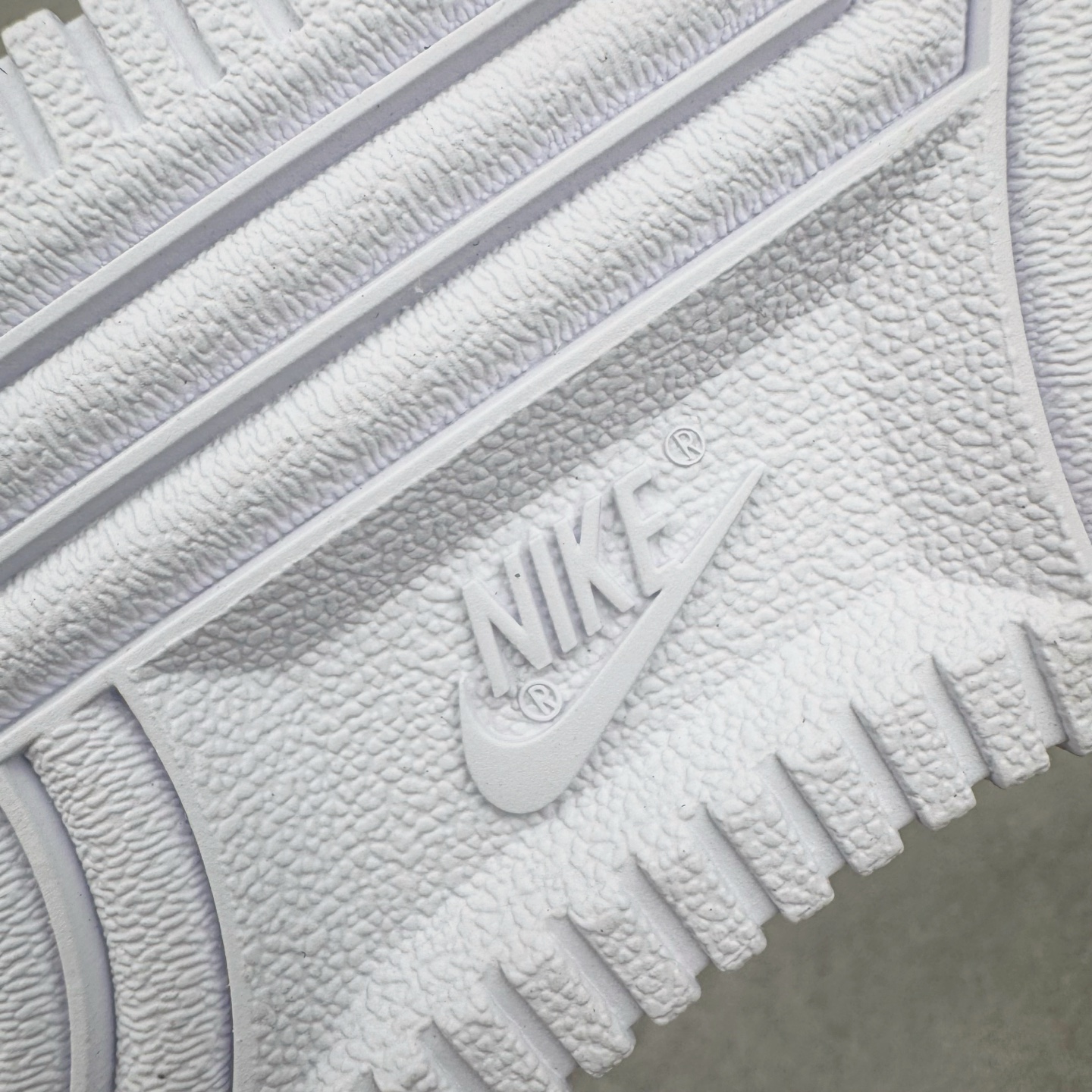 图片[21]-＃GX NK Air Force 1 Low \’07 空军一号低帮经典板鞋 纯白 CW2288-111 经典老鞋 完美复刻 不规则波浪大底咬花 全鞋电脑针车 工整有序 视觉效果满分 原厂拉帮手法 标准四线 密度针距针孔大小控制到位 原装反口里网布海绵 正确卡色网眼大小 新版鞋撑改用纸团代替 原厂港宝加持完美还原灵魂版型 原盒原配从里到外百分百还原 原厂全头层原厂皮料 原标原盒 内置Sole气垫 中底白色背胶 中底划线 已经无限的接近公司 原厂楦头 原厂刺绣 后跟弧度修正 独家私模最大开发到48.5 尺码：35.5 36 37.5 38 38.5 39 40 40.5 41 42 42.5 43 44 44.5 45 46 47.5 48.5-选品中心