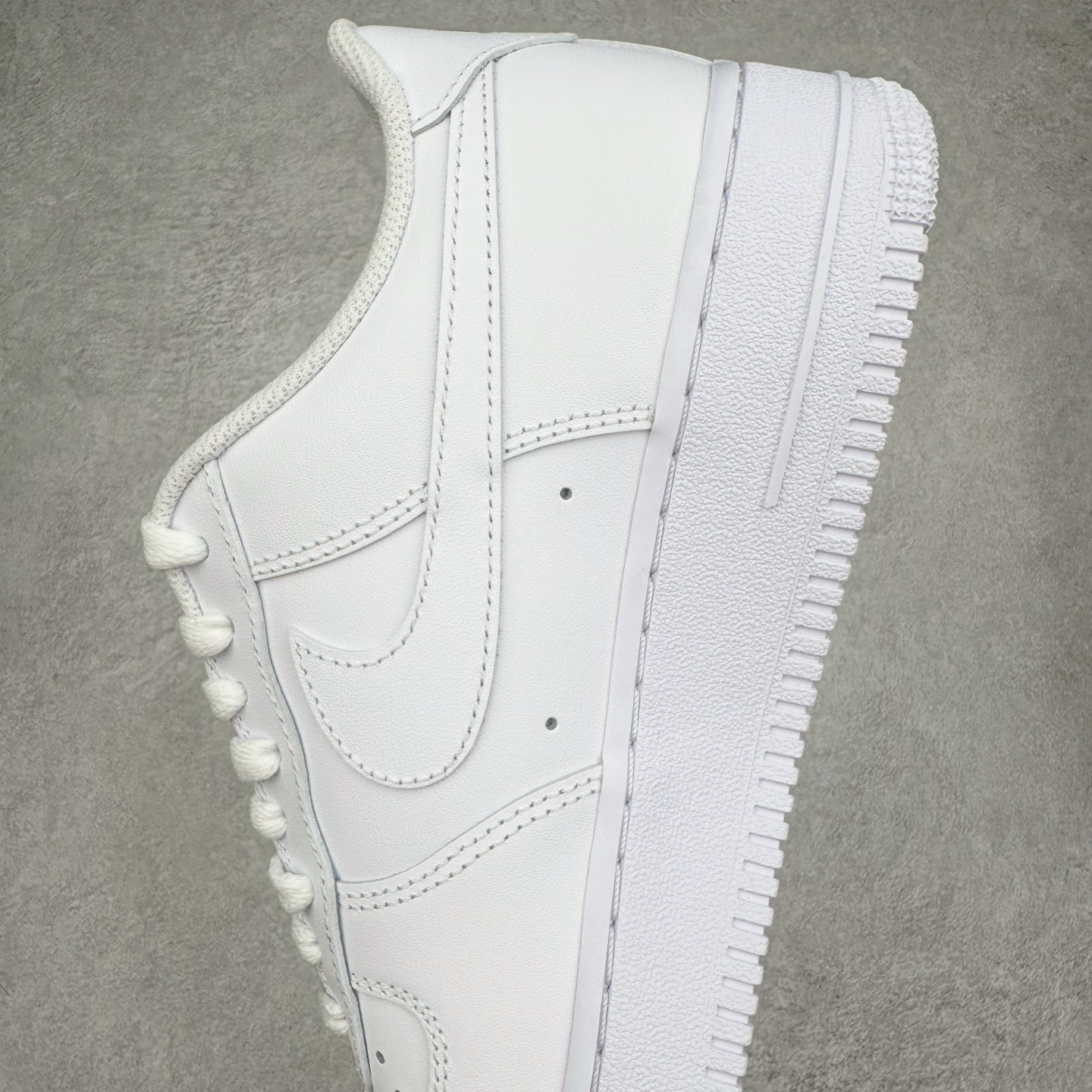 图片[7]-＃GX NK Air Force 1 Low \’07 空军一号低帮经典板鞋 纯白 CW2288-111 经典老鞋 完美复刻 不规则波浪大底咬花 全鞋电脑针车 工整有序 视觉效果满分 原厂拉帮手法 标准四线 密度针距针孔大小控制到位 原装反口里网布海绵 正确卡色网眼大小 新版鞋撑改用纸团代替 原厂港宝加持完美还原灵魂版型 原盒原配从里到外百分百还原 原厂全头层原厂皮料 原标原盒 内置Sole气垫 中底白色背胶 中底划线 已经无限的接近公司 原厂楦头 原厂刺绣 后跟弧度修正 独家私模最大开发到48.5 尺码：35.5 36 37.5 38 38.5 39 40 40.5 41 42 42.5 43 44 44.5 45 46 47.5 48.5-选品中心