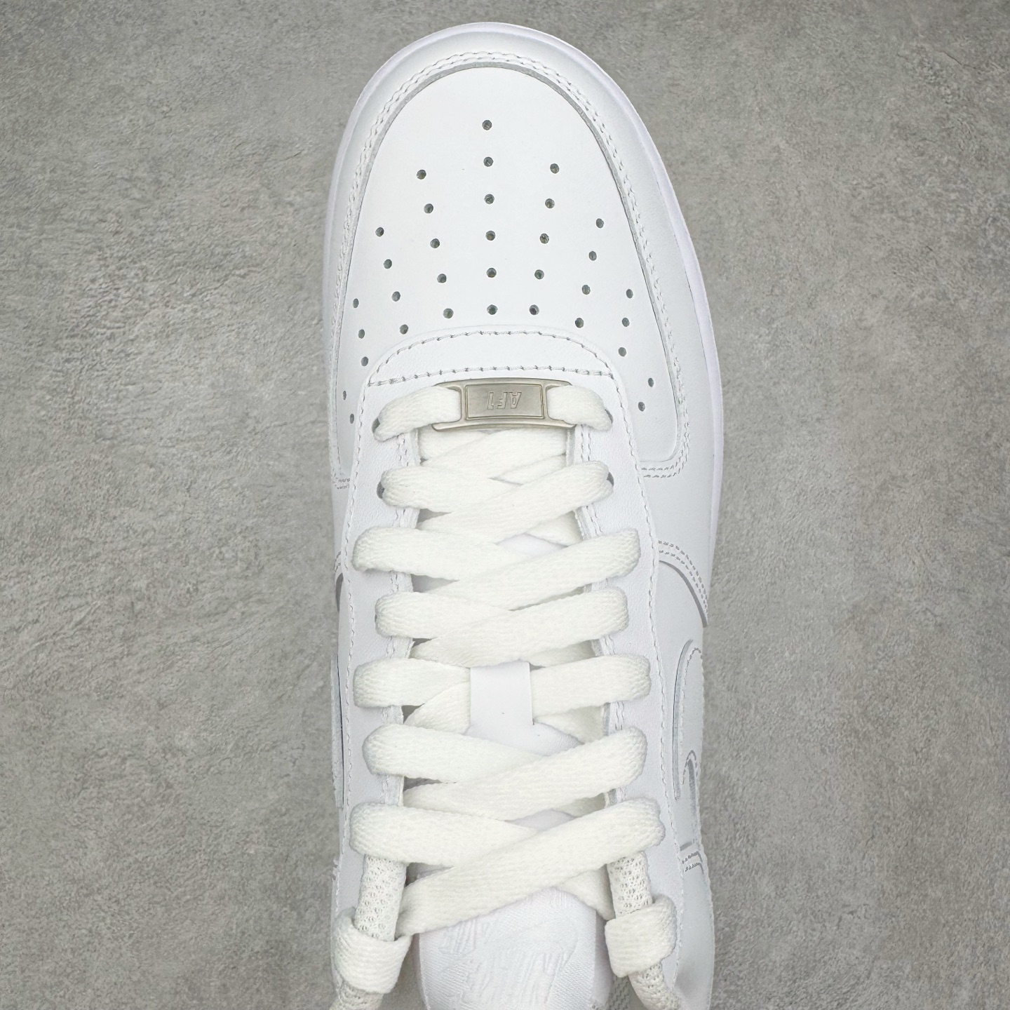 图片[4]-＃GX NK Air Force 1 Low \’07 空军一号低帮经典板鞋 纯白 CW2288-111 经典老鞋 完美复刻 不规则波浪大底咬花 全鞋电脑针车 工整有序 视觉效果满分 原厂拉帮手法 标准四线 密度针距针孔大小控制到位 原装反口里网布海绵 正确卡色网眼大小 新版鞋撑改用纸团代替 原厂港宝加持完美还原灵魂版型 原盒原配从里到外百分百还原 原厂全头层原厂皮料 原标原盒 内置Sole气垫 中底白色背胶 中底划线 已经无限的接近公司 原厂楦头 原厂刺绣 后跟弧度修正 独家私模最大开发到48.5 尺码：35.5 36 37.5 38 38.5 39 40 40.5 41 42 42.5 43 44 44.5 45 46 47.5 48.5-选品中心