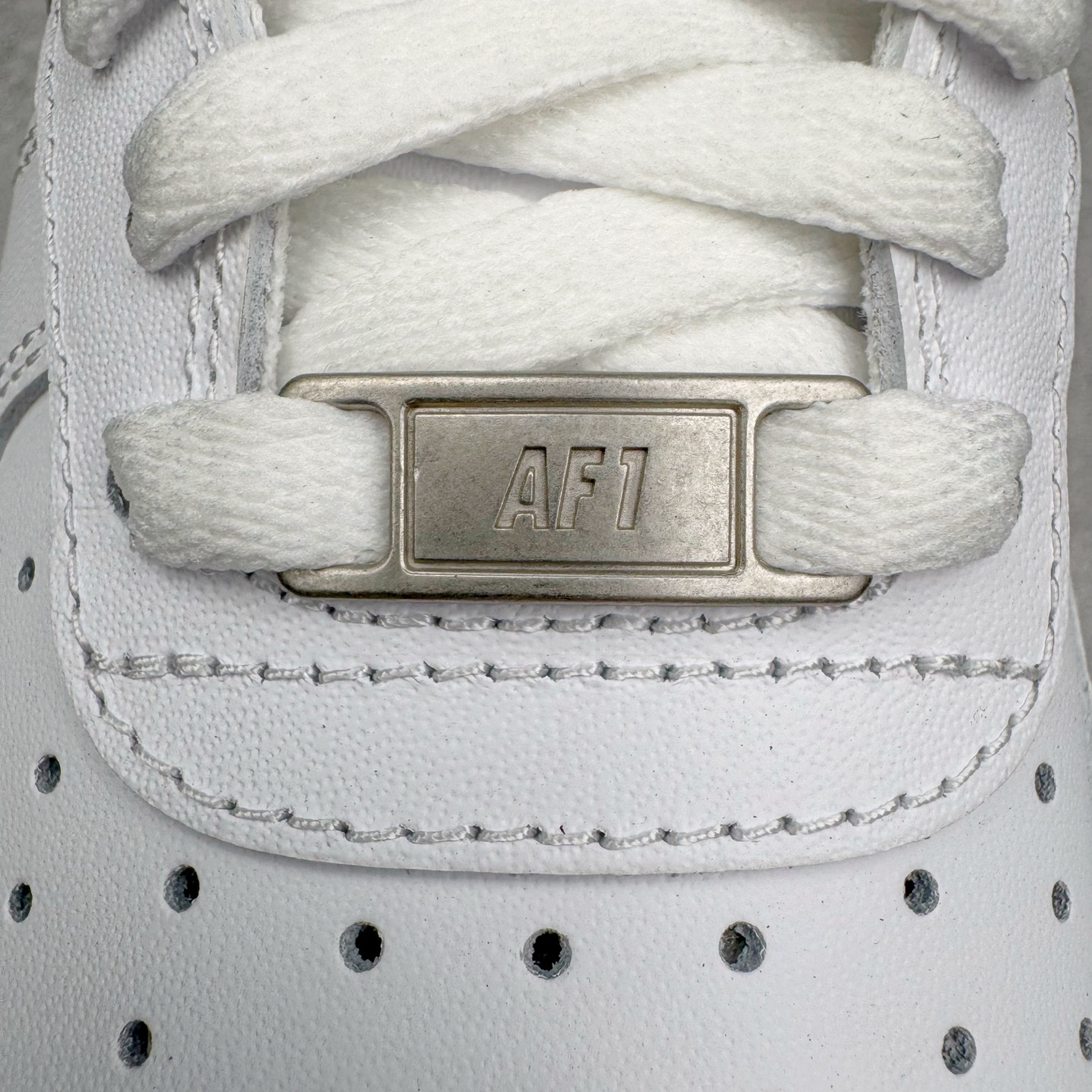 图片[14]-＃GX NK Air Force 1 Low \’07 空军一号低帮经典板鞋 纯白 CW2288-111 经典老鞋 完美复刻 不规则波浪大底咬花 全鞋电脑针车 工整有序 视觉效果满分 原厂拉帮手法 标准四线 密度针距针孔大小控制到位 原装反口里网布海绵 正确卡色网眼大小 新版鞋撑改用纸团代替 原厂港宝加持完美还原灵魂版型 原盒原配从里到外百分百还原 原厂全头层原厂皮料 原标原盒 内置Sole气垫 中底白色背胶 中底划线 已经无限的接近公司 原厂楦头 原厂刺绣 后跟弧度修正 独家私模最大开发到48.5 尺码：35.5 36 37.5 38 38.5 39 40 40.5 41 42 42.5 43 44 44.5 45 46 47.5 48.5-选品中心