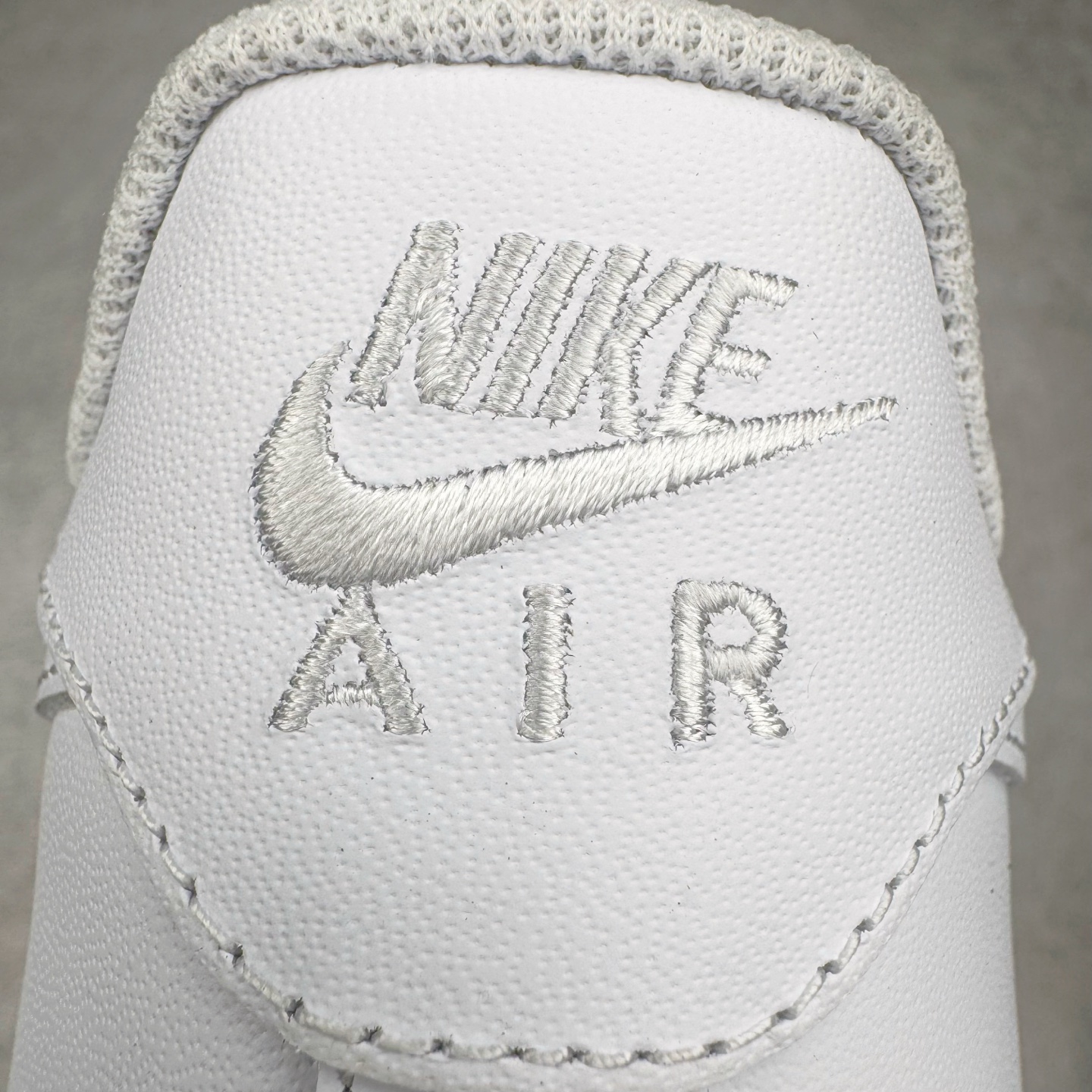 图片[17]-＃GX NK Air Force 1 Low \’07 空军一号低帮经典板鞋 纯白 CW2288-111 经典老鞋 完美复刻 不规则波浪大底咬花 全鞋电脑针车 工整有序 视觉效果满分 原厂拉帮手法 标准四线 密度针距针孔大小控制到位 原装反口里网布海绵 正确卡色网眼大小 新版鞋撑改用纸团代替 原厂港宝加持完美还原灵魂版型 原盒原配从里到外百分百还原 原厂全头层原厂皮料 原标原盒 内置Sole气垫 中底白色背胶 中底划线 已经无限的接近公司 原厂楦头 原厂刺绣 后跟弧度修正 独家私模最大开发到48.5 尺码：35.5 36 37.5 38 38.5 39 40 40.5 41 42 42.5 43 44 44.5 45 46 47.5 48.5-选品中心