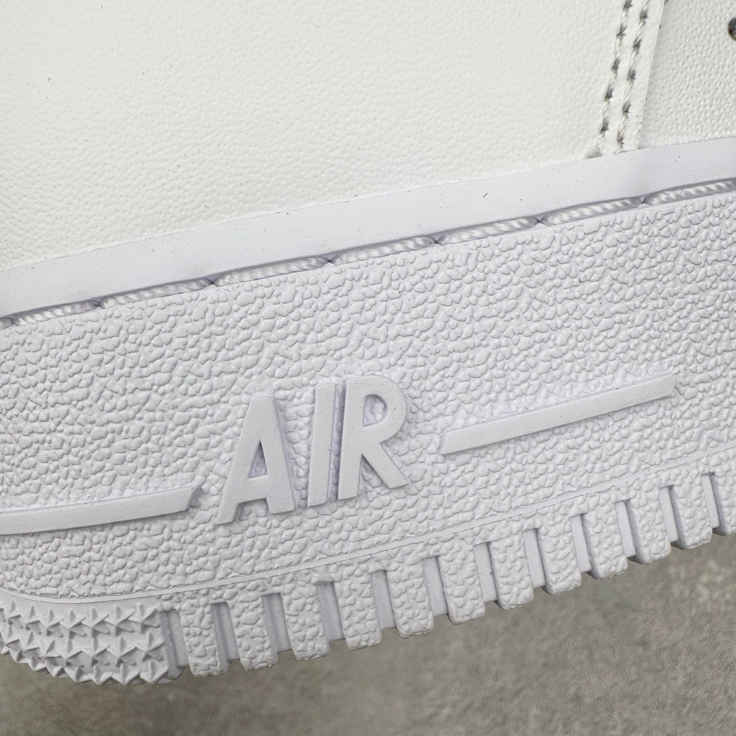 图片[20]-＃GX NK Air Force 1 Low \’07 空军一号低帮经典板鞋 纯白 CW2288-111 经典老鞋 完美复刻 不规则波浪大底咬花 全鞋电脑针车 工整有序 视觉效果满分 原厂拉帮手法 标准四线 密度针距针孔大小控制到位 原装反口里网布海绵 正确卡色网眼大小 新版鞋撑改用纸团代替 原厂港宝加持完美还原灵魂版型 原盒原配从里到外百分百还原 原厂全头层原厂皮料 原标原盒 内置Sole气垫 中底白色背胶 中底划线 已经无限的接近公司 原厂楦头 原厂刺绣 后跟弧度修正 独家私模最大开发到48.5 尺码：35.5 36 37.5 38 38.5 39 40 40.5 41 42 42.5 43 44 44.5 45 46 47.5 48.5-选品中心