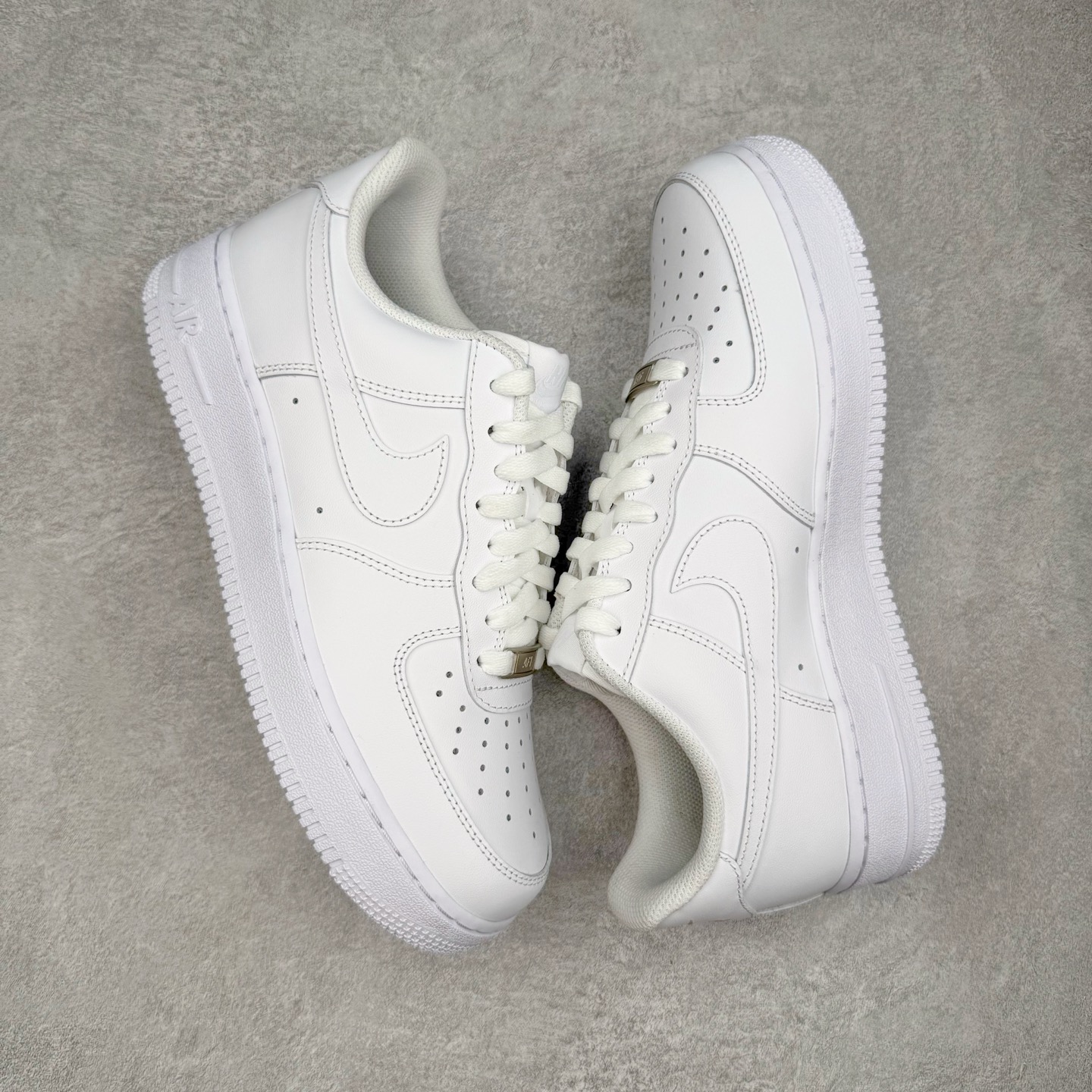 图片[3]-＃GX NK Air Force 1 Low \’07 空军一号低帮经典板鞋 纯白 CW2288-111 经典老鞋 完美复刻 不规则波浪大底咬花 全鞋电脑针车 工整有序 视觉效果满分 原厂拉帮手法 标准四线 密度针距针孔大小控制到位 原装反口里网布海绵 正确卡色网眼大小 新版鞋撑改用纸团代替 原厂港宝加持完美还原灵魂版型 原盒原配从里到外百分百还原 原厂全头层原厂皮料 原标原盒 内置Sole气垫 中底白色背胶 中底划线 已经无限的接近公司 原厂楦头 原厂刺绣 后跟弧度修正 独家私模最大开发到48.5 尺码：35.5 36 37.5 38 38.5 39 40 40.5 41 42 42.5 43 44 44.5 45 46 47.5 48.5-选品中心