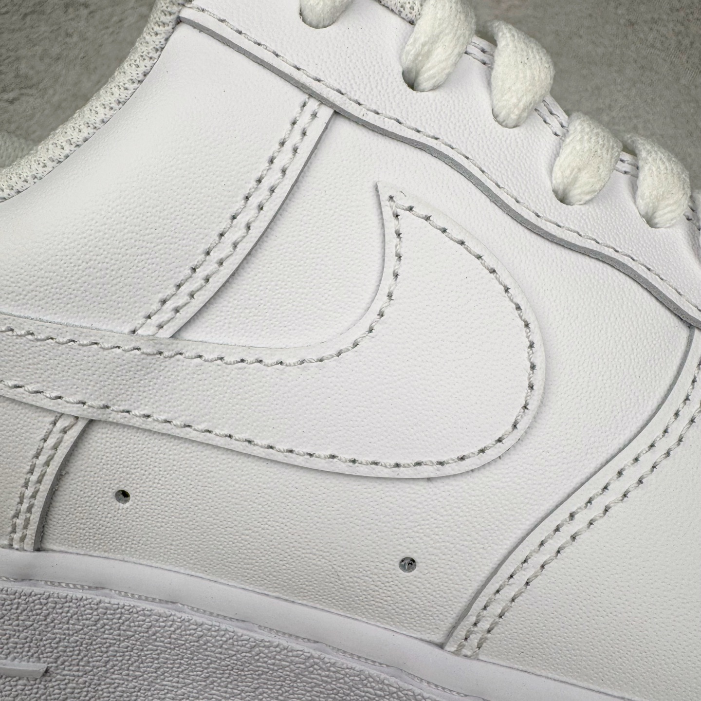 图片[19]-＃GX NK Air Force 1 Low \’07 空军一号低帮经典板鞋 纯白 CW2288-111 经典老鞋 完美复刻 不规则波浪大底咬花 全鞋电脑针车 工整有序 视觉效果满分 原厂拉帮手法 标准四线 密度针距针孔大小控制到位 原装反口里网布海绵 正确卡色网眼大小 新版鞋撑改用纸团代替 原厂港宝加持完美还原灵魂版型 原盒原配从里到外百分百还原 原厂全头层原厂皮料 原标原盒 内置Sole气垫 中底白色背胶 中底划线 已经无限的接近公司 原厂楦头 原厂刺绣 后跟弧度修正 独家私模最大开发到48.5 尺码：35.5 36 37.5 38 38.5 39 40 40.5 41 42 42.5 43 44 44.5 45 46 47.5 48.5-选品中心