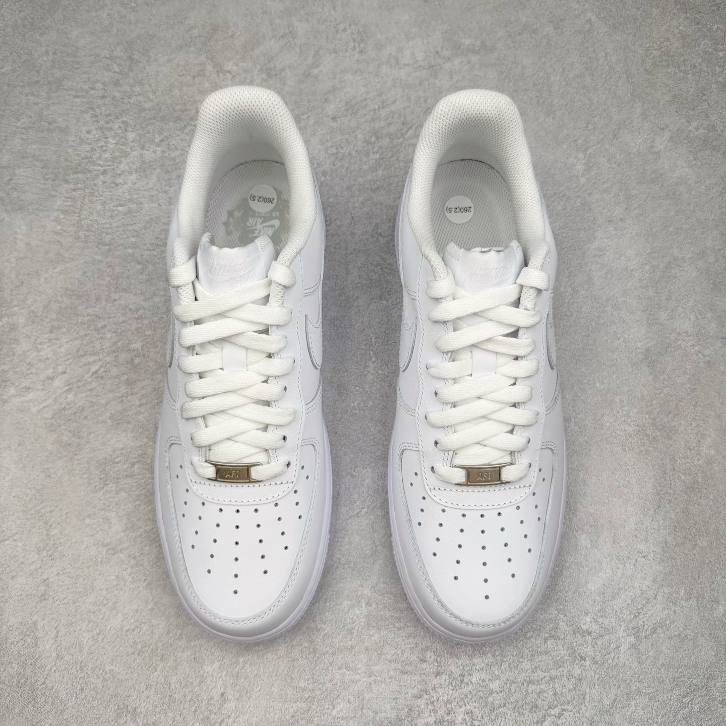 图片[2]-＃GX NK Air Force 1 Low \’07 空军一号低帮经典板鞋 纯白 CW2288-111 经典老鞋 完美复刻 不规则波浪大底咬花 全鞋电脑针车 工整有序 视觉效果满分 原厂拉帮手法 标准四线 密度针距针孔大小控制到位 原装反口里网布海绵 正确卡色网眼大小 新版鞋撑改用纸团代替 原厂港宝加持完美还原灵魂版型 原盒原配从里到外百分百还原 原厂全头层原厂皮料 原标原盒 内置Sole气垫 中底白色背胶 中底划线 已经无限的接近公司 原厂楦头 原厂刺绣 后跟弧度修正 独家私模最大开发到48.5 尺码：35.5 36 37.5 38 38.5 39 40 40.5 41 42 42.5 43 44 44.5 45 46 47.5 48.5-选品中心