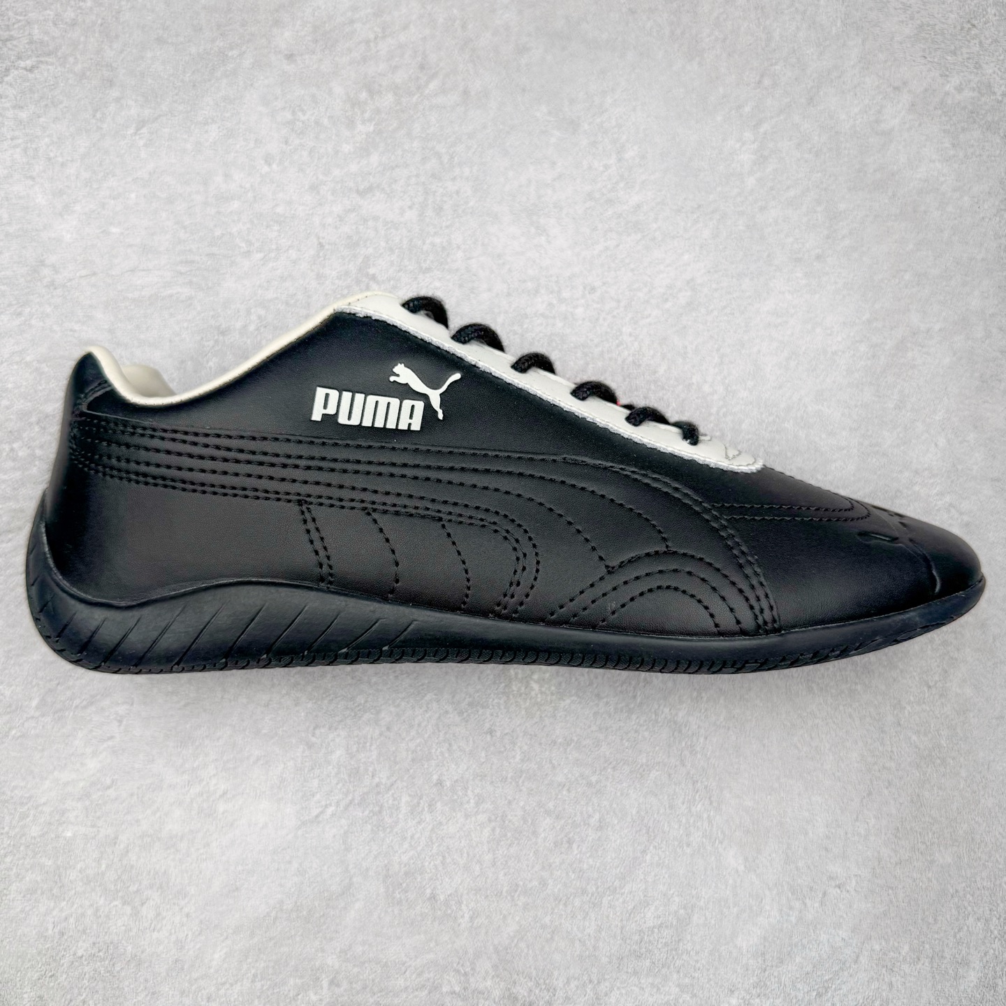 ＃TG特价福利 PUMA Speedca OG 彪马极速赛车系列低帮德训风拼接复古百搭休闲运动赛车鞋 鞋款从80、90年代赛车手所穿的防火赛车鞋为原型，鞋身线条模仿了赛车的流线廓形，体现了空气动力学原理的结构。简约流畅的外观，恰好又和贯穿其中的Formstrip Logo融合恰到好处，视觉上细节丰富且协调。本次Speedcat OG鞋款归来，最大看点自然式保留了窄版鞋型以及薄底构造。这两年各品牌鞋底越做越厚，Speedcat反其道而行之，上脚几乎无鞋底的效果带来耳目一新的视觉体验。鞋面依旧是以质感细腻的麂皮材质打造，并且大面积近乎全包裹的使用，复古味道也愈发浓烈。配色上更是将最原始的黑色和红色带回，向F1赛车队的标志性队服致敬。相信让各位一眼种草的更多是出挑的大红色，上脚即可瞬间点亮整体造型，在以球鞋为核心的OOTD中脱颖而出。而另一款黑色则是低调的万金油，彰显新潮个性的同时又不喧宾夺主，也是热爱简约系穿搭朋友的首选。 尺码：35.5 36 37 37.5 38 38.5 39 40 40.5 41 42 42.5 43 44 44.5 45-选品中心