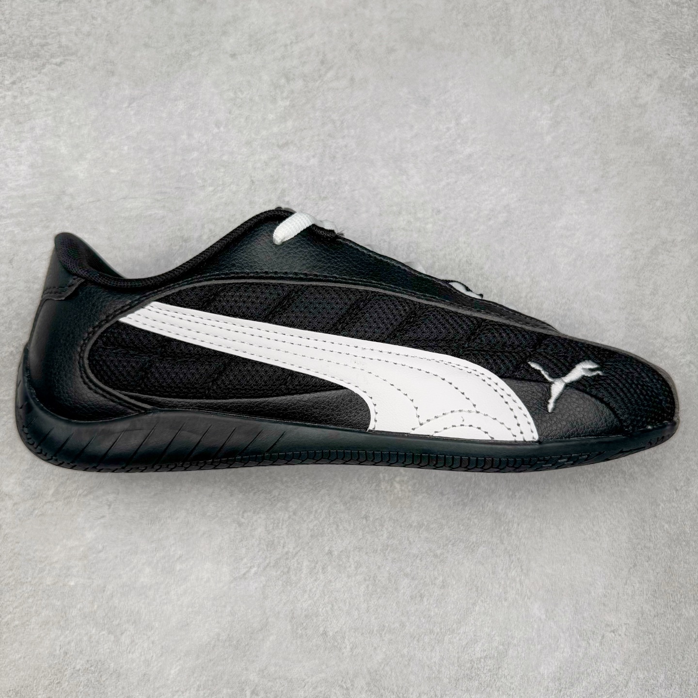 PUMA Speedca Plus 彪马极速赛车系列低帮德训风拼接复古百搭休闲运动赛车鞋 鞋款从80、90年代赛车手所穿的防火赛车鞋为原型，鞋身线条模仿了赛车的流线廓形，体现了空气动力学原理的结构。简约流畅的外观，恰好又和贯穿其中的Formstrip Logo融合恰到好处，视觉上细节丰富且协调。本次Speedcat OG鞋款归来，最大看点自然式保留了窄版鞋型以及薄底构造。这两年各品牌鞋底越做越厚，Speedcat反其道而行之，上脚几乎无鞋底的效果带来耳目一新的视觉体验。鞋面依旧是以质感细腻的麂皮材质打造，并且大面积近乎全包裹的使用，复古味道也愈发浓烈。配色上更是将最原始的黑色和红色带回，向F1赛车队的标志性队服致敬。相信让各位一眼种草的更多是出挑的大红色，上脚即可瞬间点亮整体造型，在以球鞋为核心的OOTD中脱颖而出。而另一款黑色则是低调的万金油，彰显新潮个性的同时又不喧宾夺主，也是热爱简约系穿搭朋友的首选。 尺码：36 37 37.5 38 38.5 39 40 40.5 41 42 42.5 43 44 44.5 45-选品中心