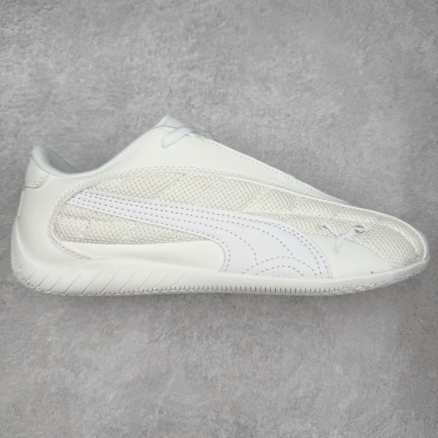 PUMA Speedca Plus 彪马极速赛车系列低帮德训风拼接复古百搭休闲运动赛车鞋 鞋款从80、90年代赛车手所穿的防火赛车鞋为原型，鞋身线条模仿了赛车的流线廓形，体现了空气动力学原理的结构。简约流畅的外观，恰好又和贯穿其中的Formstrip Logo融合恰到好处，视觉上细节丰富且协调。本次Speedcat OG鞋款归来，最大看点自然式保留了窄版鞋型以及薄底构造。这两年各品牌鞋底越做越厚，Speedcat反其道而行之，上脚几乎无鞋底的效果带来耳目一新的视觉体验。鞋面依旧是以质感细腻的麂皮材质打造，并且大面积近乎全包裹的使用，复古味道也愈发浓烈。配色上更是将最原始的黑色和红色带回，向F1赛车队的标志性队服致敬。相信让各位一眼种草的更多是出挑的大红色，上脚即可瞬间点亮整体造型，在以球鞋为核心的OOTD中脱颖而出。而另一款黑色则是低调的万金油，彰显新潮个性的同时又不喧宾夺主，也是热爱简约系穿搭朋友的首选。 尺码：36 37 37.5 38 38.5 39 40 40.5 41 42 42.5 43 44 44.5 45-选品中心