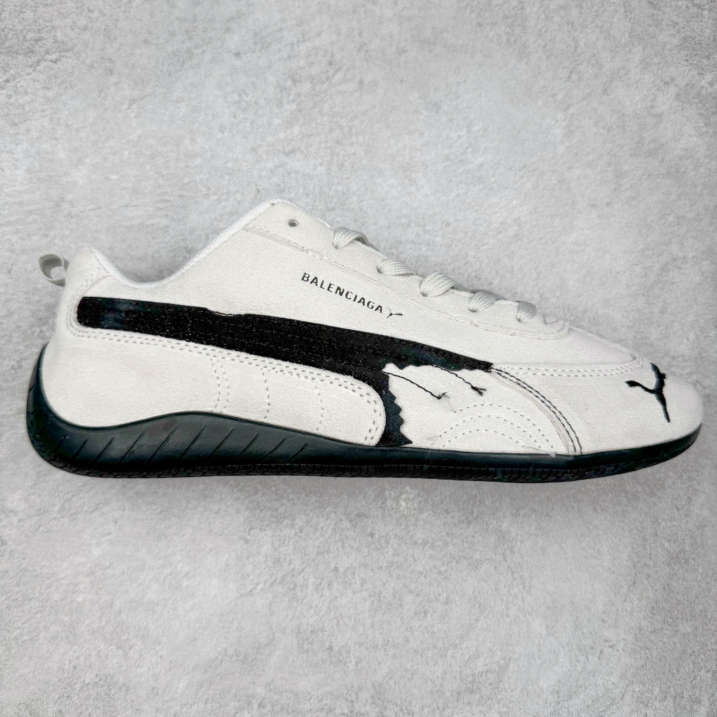Balenciaga x PUMA/彪马 Speedcat 巴黎世家联名系列薄底鞋牛皮圆头做旧磨损低帮生活休闲鞋 男女同款 选用了近两年人气极高的 “薄底鞋” PUMA Speedcat 为蓝本，带来了多个不同配色的联名鞋款。在色调上继承了这双赛车鞋原本的惯用方案，但鞋身侧面标志性的 PUMA Formstrip 标志则采用了 “破坏做旧” 的手法，这也是 Balenciaga 鞋款极为常见的风格。 将白色的 PUMA Formstrip 撕掉了一大半，这极为 “粗暴” 的处理方式，在街头绝对有着十足的回头率。鞋头的 PUMA Logo 得以保留，烫金的 BALENCIAGA 字样则表明了它的联名身份，后跟则是鞋款的尺码，这也是 Balenciaga 鞋款的家族习惯。实拍调校N版已经零色差零失真 百分百还原实物色彩所见即所得 不存在货不对板色差等低级问题 选购参考实物拍摄 不混卖不参货 只用心做好货严格选品 承诺混一赔十 尺码：36 36.5 37.5 38 38.5 39 40 40.5 41 42 42.5 43 44 44.5 45-选品中心