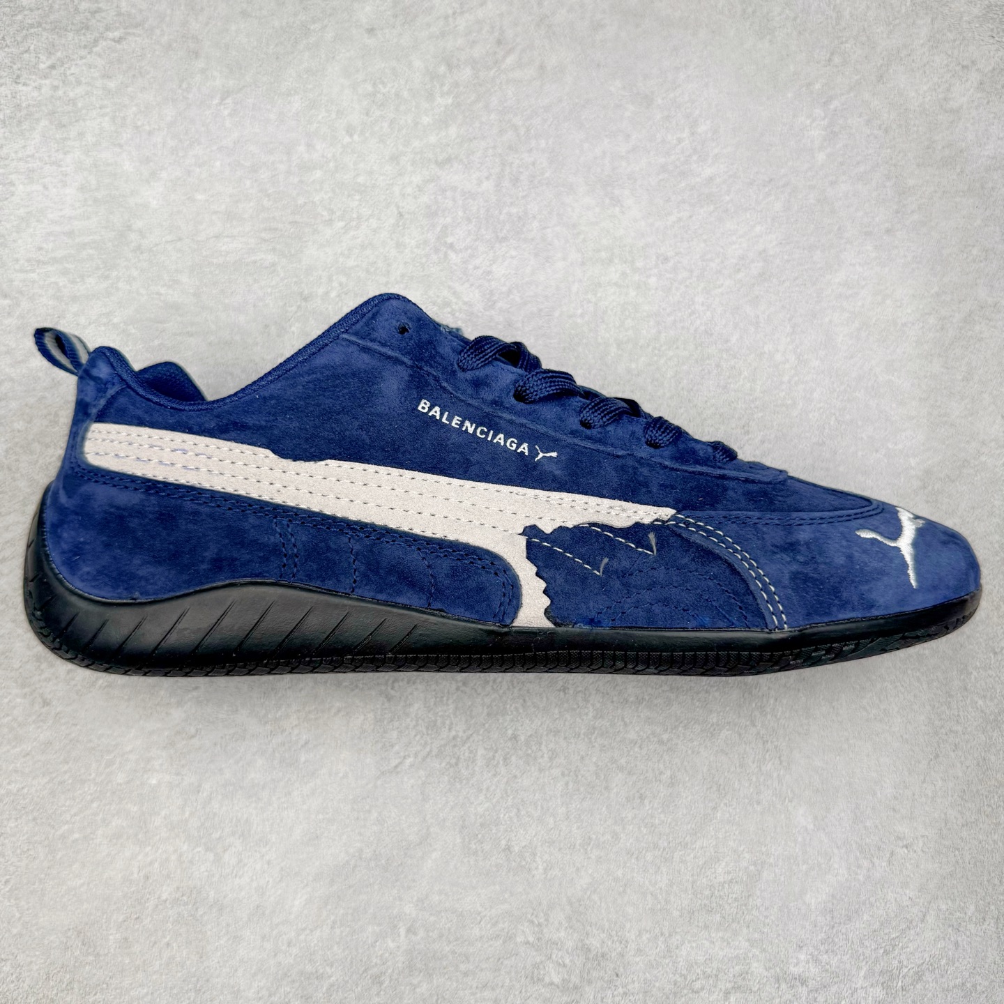 Balenciaga x PUMA/彪马 Speedcat 巴黎世家联名系列薄底鞋牛皮圆头做旧磨损低帮生活休闲鞋 男女同款 选用了近两年人气极高的 “薄底鞋” PUMA Speedcat 为蓝本，带来了多个不同配色的联名鞋款。在色调上继承了这双赛车鞋原本的惯用方案，但鞋身侧面标志性的 PUMA Formstrip 标志则采用了 “破坏做旧” 的手法，这也是 Balenciaga 鞋款极为常见的风格。 将白色的 PUMA Formstrip 撕掉了一大半，这极为 “粗暴” 的处理方式，在街头绝对有着十足的回头率。鞋头的 PUMA Logo 得以保留，烫金的 BALENCIAGA 字样则表明了它的联名身份，后跟则是鞋款的尺码，这也是 Balenciaga 鞋款的家族习惯。实拍调校N版已经零色差零失真 百分百还原实物色彩所见即所得 不存在货不对板色差等低级问题 选购参考实物拍摄 不混卖不参货 只用心做好货严格选品 承诺混一赔十 尺码：36 36.5 37.5 38 38.5 39 40 40.5 41 42 42.5 43 44 44.5 45 编码 Sby2936040-选品中心