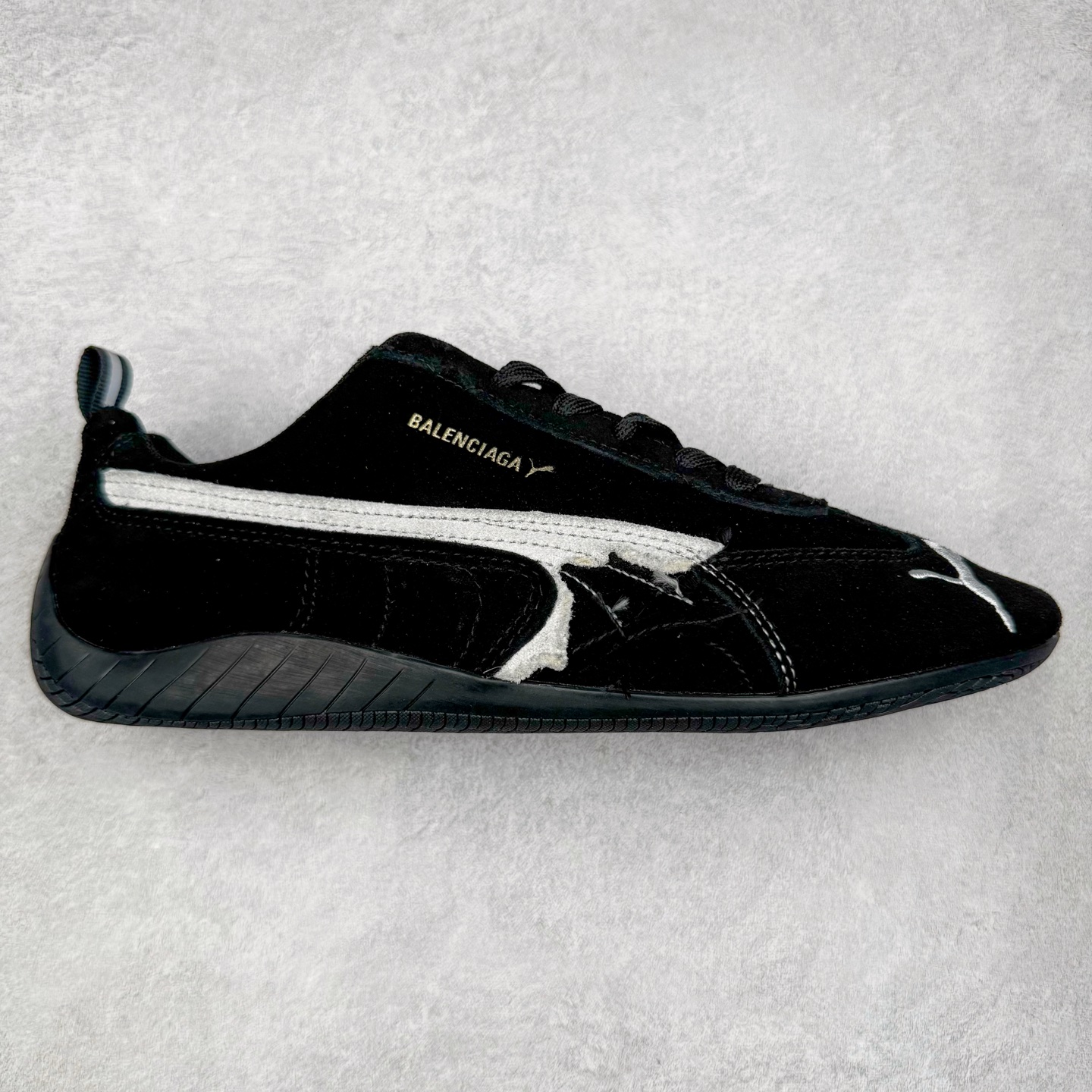 Balenciaga x PUMA/彪马 Speedcat 巴黎世家联名系列薄底鞋牛皮圆头做旧磨损低帮生活休闲鞋 男女同款 选用了近两年人气极高的 “薄底鞋” PUMA Speedcat 为蓝本，带来了多个不同配色的联名鞋款。在色调上继承了这双赛车鞋原本的惯用方案，但鞋身侧面标志性的 PUMA Formstrip 标志则采用了 “破坏做旧” 的手法，这也是 Balenciaga 鞋款极为常见的风格。 将白色的 PUMA Formstrip 撕掉了一大半，这极为 “粗暴” 的处理方式，在街头绝对有着十足的回头率。鞋头的 PUMA Logo 得以保留，烫金的 BALENCIAGA 字样则表明了它的联名身份，后跟则是鞋款的尺码，这也是 Balenciaga 鞋款的家族习惯。实拍调校N版已经零色差零失真 百分百还原实物色彩所见即所得 不存在货不对板色差等低级问题 选购参考实物拍摄 不混卖不参货 只用心做好货严格选品 承诺混一赔十 尺码：36 36.5 37.5 38 38.5 39 40 40.5 41 42 42.5 43 44 44.5 45 编码 Sby2936040-选品中心