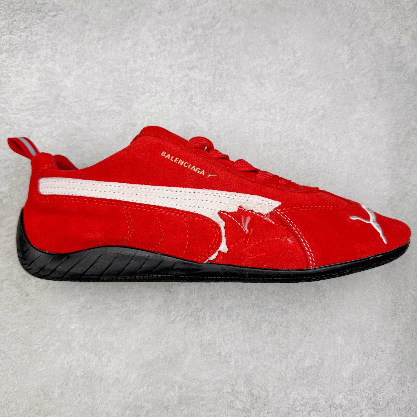 Balenciaga x PUMA/彪马 Speedcat 巴黎世家联名系列薄底鞋牛皮圆头做旧磨损低帮生活休闲鞋 男女同款 选用了近两年人气极高的 “薄底鞋” PUMA Speedcat 为蓝本，带来了多个不同配色的联名鞋款。在色调上继承了这双赛车鞋原本的惯用方案，但鞋身侧面标志性的 PUMA Formstrip 标志则采用了 “破坏做旧” 的手法，这也是 Balenciaga 鞋款极为常见的风格。 将白色的 PUMA Formstrip 撕掉了一大半，这极为 “粗暴” 的处理方式，在街头绝对有着十足的回头率。鞋头的 PUMA Logo 得以保留，烫金的 BALENCIAGA 字样则表明了它的联名身份，后跟则是鞋款的尺码，这也是 Balenciaga 鞋款的家族习惯。实拍调校N版已经零色差零失真 百分百还原实物色彩所见即所得 不存在货不对板色差等低级问题 选购参考实物拍摄 不混卖不参货 只用心做好货严格选品 承诺混一赔十 尺码：36 36.5 37.5 38 38.5 39 40 40.5 41 42 42.5 43 44 44.5 45 编码 Sby2936040-选品中心