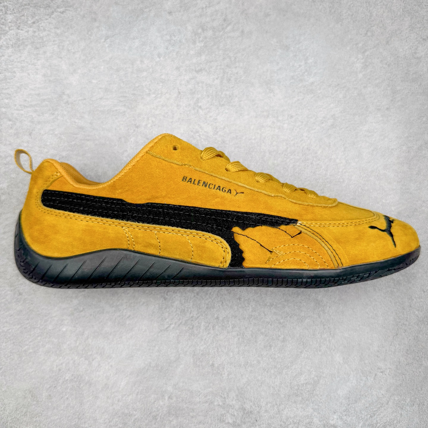 Balenciaga x PUMA/彪马 Speedcat 巴黎世家联名系列薄底鞋牛皮圆头做旧磨损低帮生活休闲鞋 男女同款 选用了近两年人气极高的 “薄底鞋” PUMA Speedcat 为蓝本，带来了多个不同配色的联名鞋款。在色调上继承了这双赛车鞋原本的惯用方案，但鞋身侧面标志性的 PUMA Formstrip 标志则采用了 “破坏做旧” 的手法，这也是 Balenciaga 鞋款极为常见的风格。 将白色的 PUMA Formstrip 撕掉了一大半，这极为 “粗暴” 的处理方式，在街头绝对有着十足的回头率。鞋头的 PUMA Logo 得以保留，烫金的 BALENCIAGA 字样则表明了它的联名身份，后跟则是鞋款的尺码，这也是 Balenciaga 鞋款的家族习惯。实拍调校N版已经零色差零失真 百分百还原实物色彩所见即所得 不存在货不对板色差等低级问题 选购参考实物拍摄 不混卖不参货 只用心做好货严格选品 承诺混一赔十 尺码：36 36.5 37.5 38 38.5 39 40 40.5 41 42 42.5 43 44 44.5 45 编码 Sby2936040-选品中心