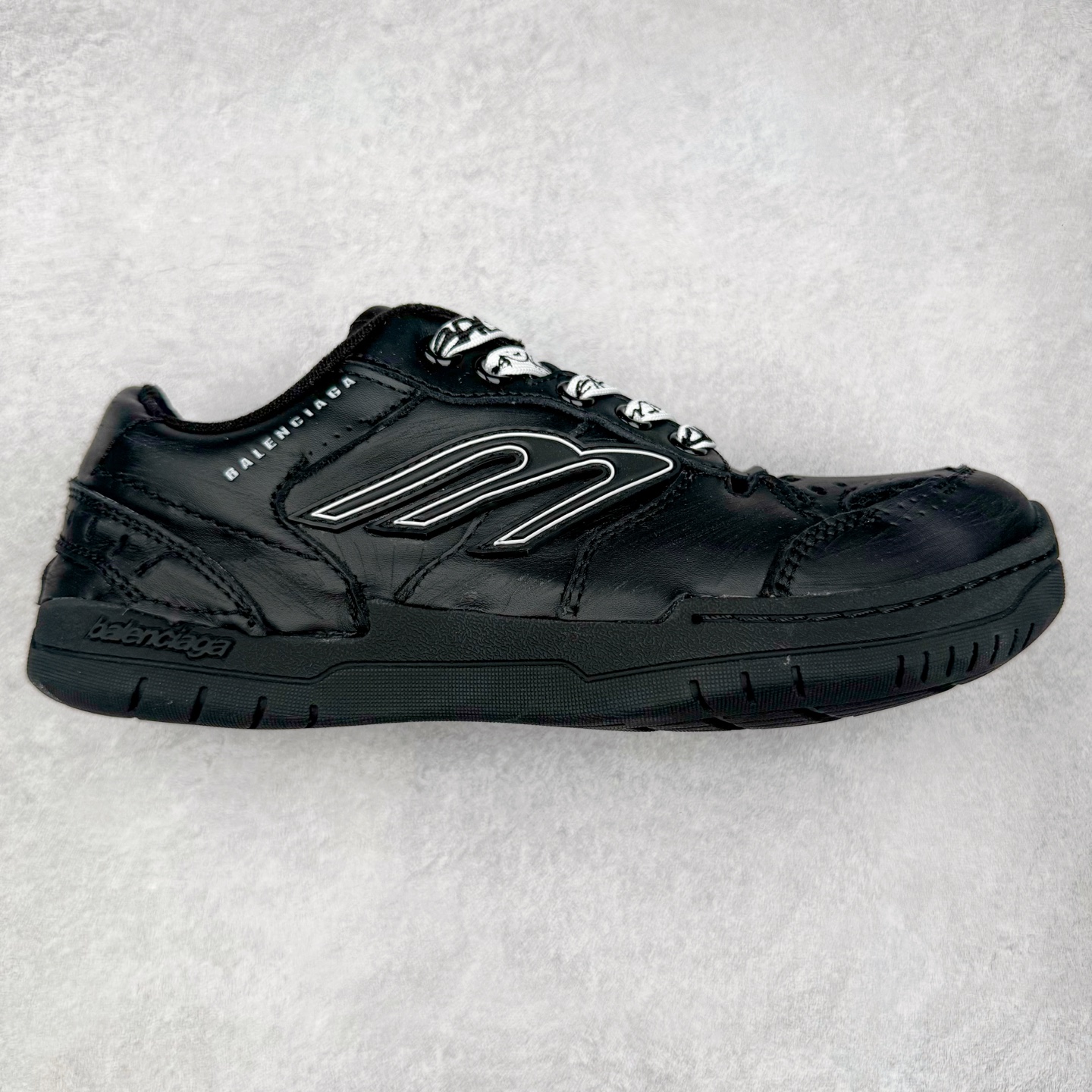 Balenciaga 巴黎世家 Hamptons 手工做旧款 牛皮革 复古圆头系带低帮休闲鞋 官方原配套鞋盒 防尘纸配套齐全 尺码:35 36 37 38 39 40 41 42 43 44 45-选品中心