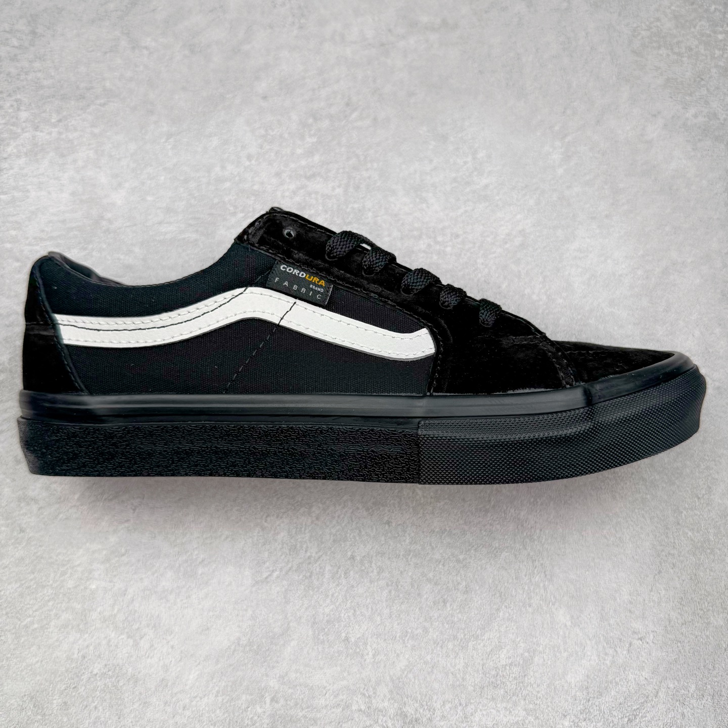 Vans Sk8-Low 黑武士 范斯复古休闲硫化帆布鞋 鞋款以黑色麂皮搭配帆布鞋面打造整体鞋身 减震EVA鞋垫装置增强脚感体验 以SK8-Low鞋身为蓝本 黑武士风格极具辨识度 复古又百搭 货号：VN0A5KXDBLA 尺码：35 36 36.5 37 38 38.5 39 40 40.5 41 42 42.5 43 44-选品中心