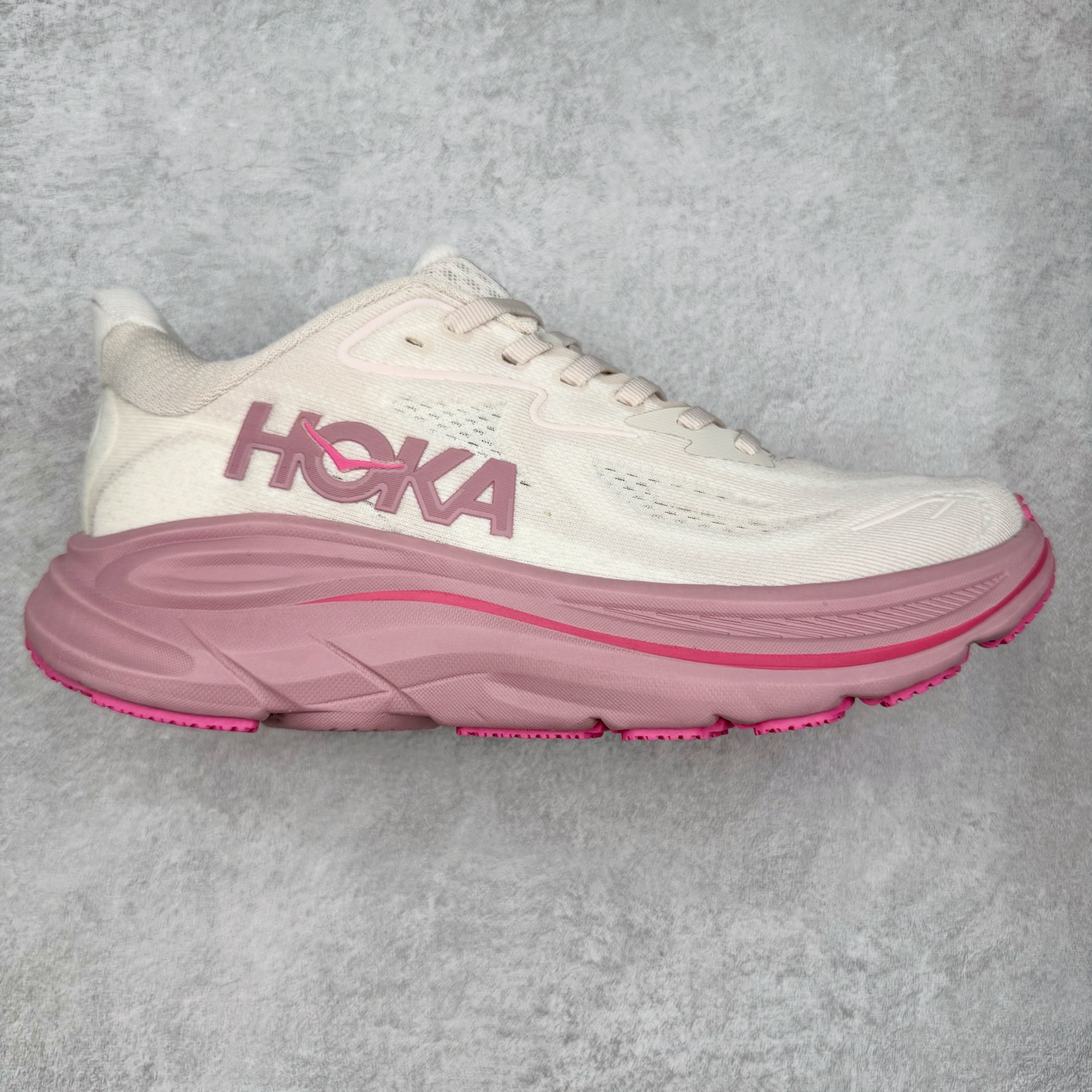 HOKA ONE ONE Clifton 克里夫顿10代专业性能减震公路跑步鞋 轻盈透气的针织网面和纱线的使用让鞋面更挺拔 增强鞋面的强度和支撑性能 搭配柔软的鞋舌 让双脚在舒适包裹中跑的更加畅快 全新泡棉中底 柔软的同时增强回弹性能 为不同跑者提供更平稳流畅的脚感 带来全面的缓冲保护 根据人体工程学设计的延长拉襟 后跟处弹软的海绵填充舒适固定 避免掉跟和摩擦 相比上一代光滑的内衬 Clifton 的内衬增强了摩擦力 避免双脚在鞋内滑动 尺码：36 36.5 37.5 38 38.5 39 40 40.5 41 42 42.5 43 44 44.5 45-选品中心