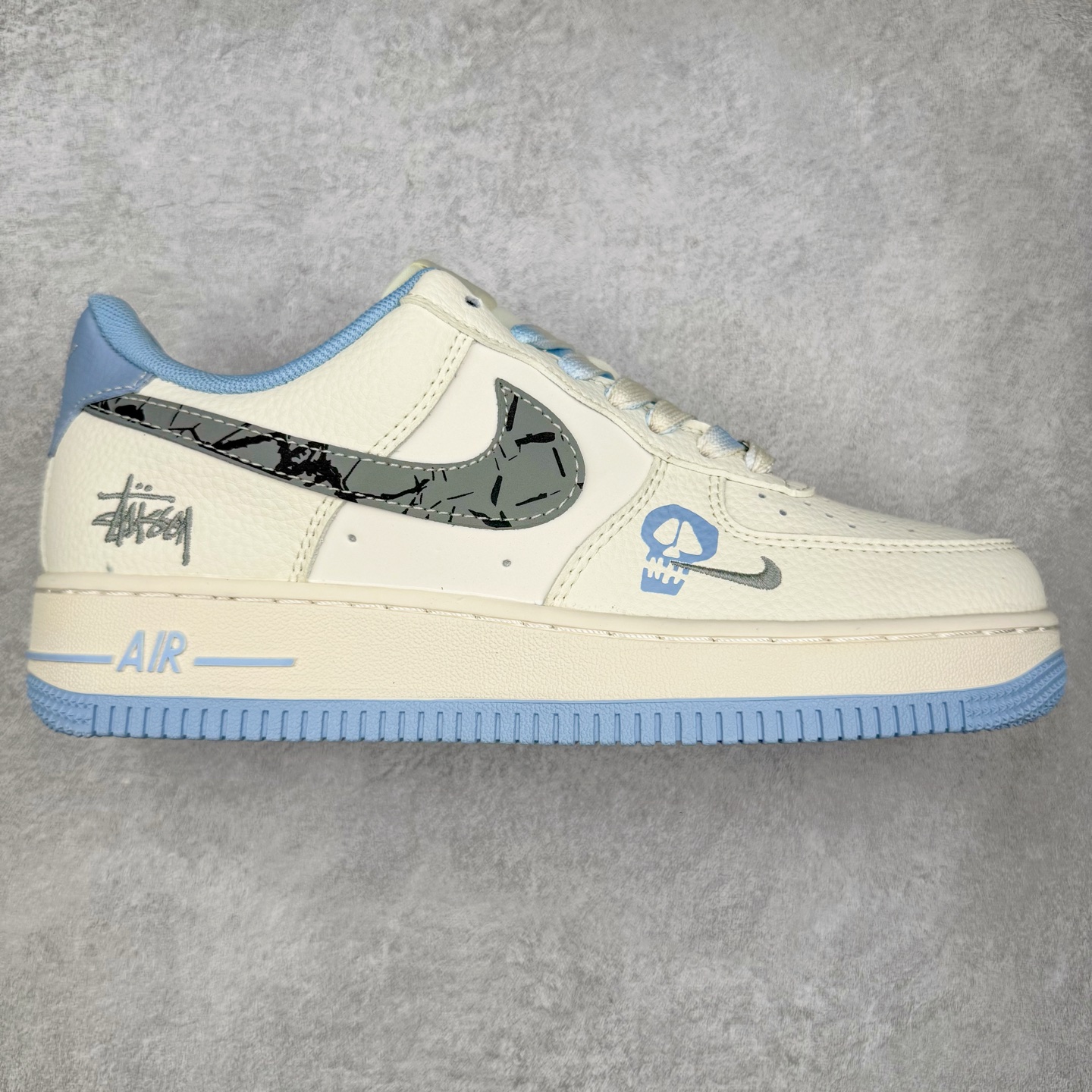 NK Air Force 1´07 Low 空军一号低帮百搭休闲运动板鞋 QW5606-269 柔软、弹性十足的缓震性能和出色的中底设计 横跨复古与现代的外型结合 造就出风靡全球 三十多年的Force 1 直到今天还深受青睐 实拍调校N版已经零色差零失真 百分百还原实物色彩所见即所得 不存在货不对板色差等低级问题 选购参考实物拍摄 不混卖不参货 只用心做好货严格选品 承诺混一赔十 尺码：36 36.5 37.5 38 38.5 39 40 40.5 41 42 42.5 43 44 44.5 45-选品中心