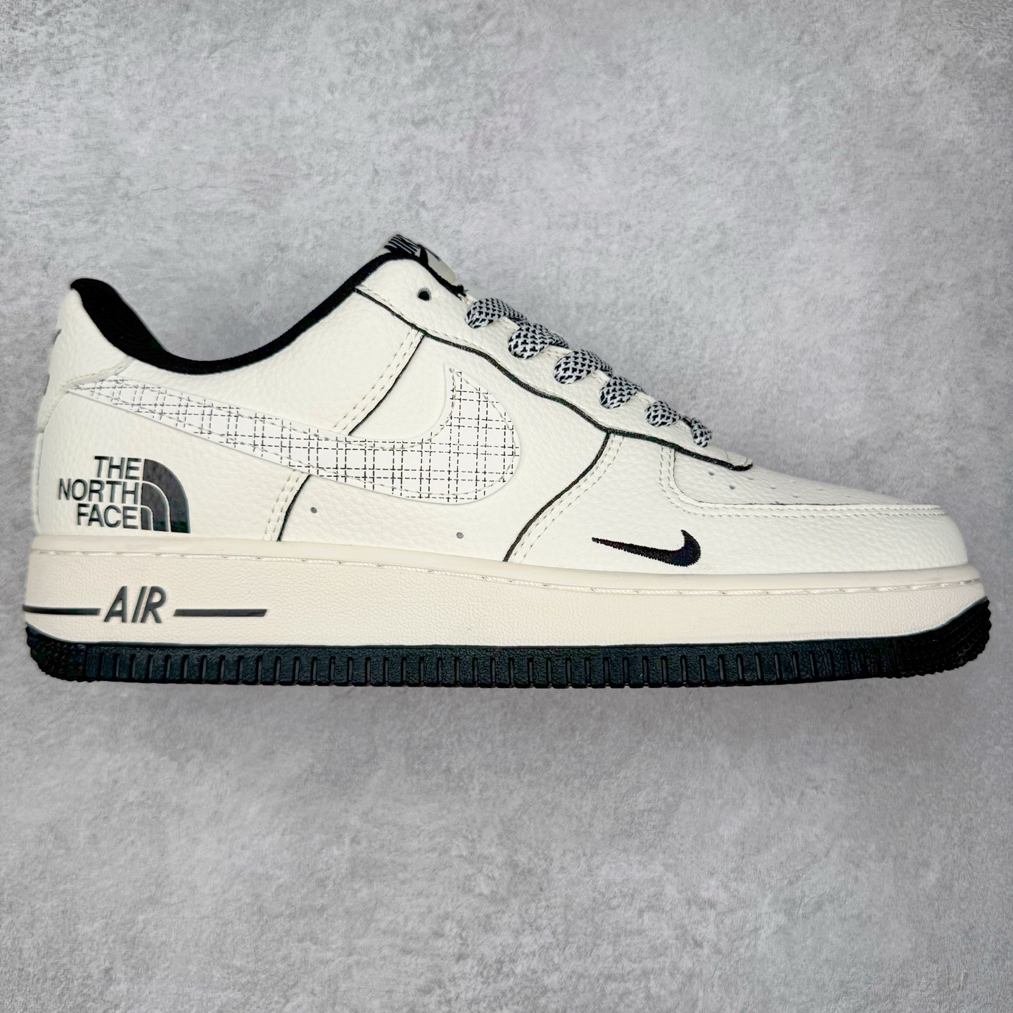 NK Air Force 1´07 Low 空军一号低帮百搭休闲运动板鞋 JP8028-007 柔软、弹性十足的缓震性能和出色的中底设计 横跨复古与现代的外型结合 造就出风靡全球 三十多年的Force 1 直到今天还深受青睐 实拍调校N版已经零色差零失真 百分百还原实物色彩所见即所得 不存在货不对板色差等低级问题 选购参考实物拍摄 不混卖不参货 只用心做好货严格选品 承诺混一赔十 尺码：36 36.5 37.5 38 38.5 39 40 40.5 41 42 42.5 43 44 44.5 45-选品中心