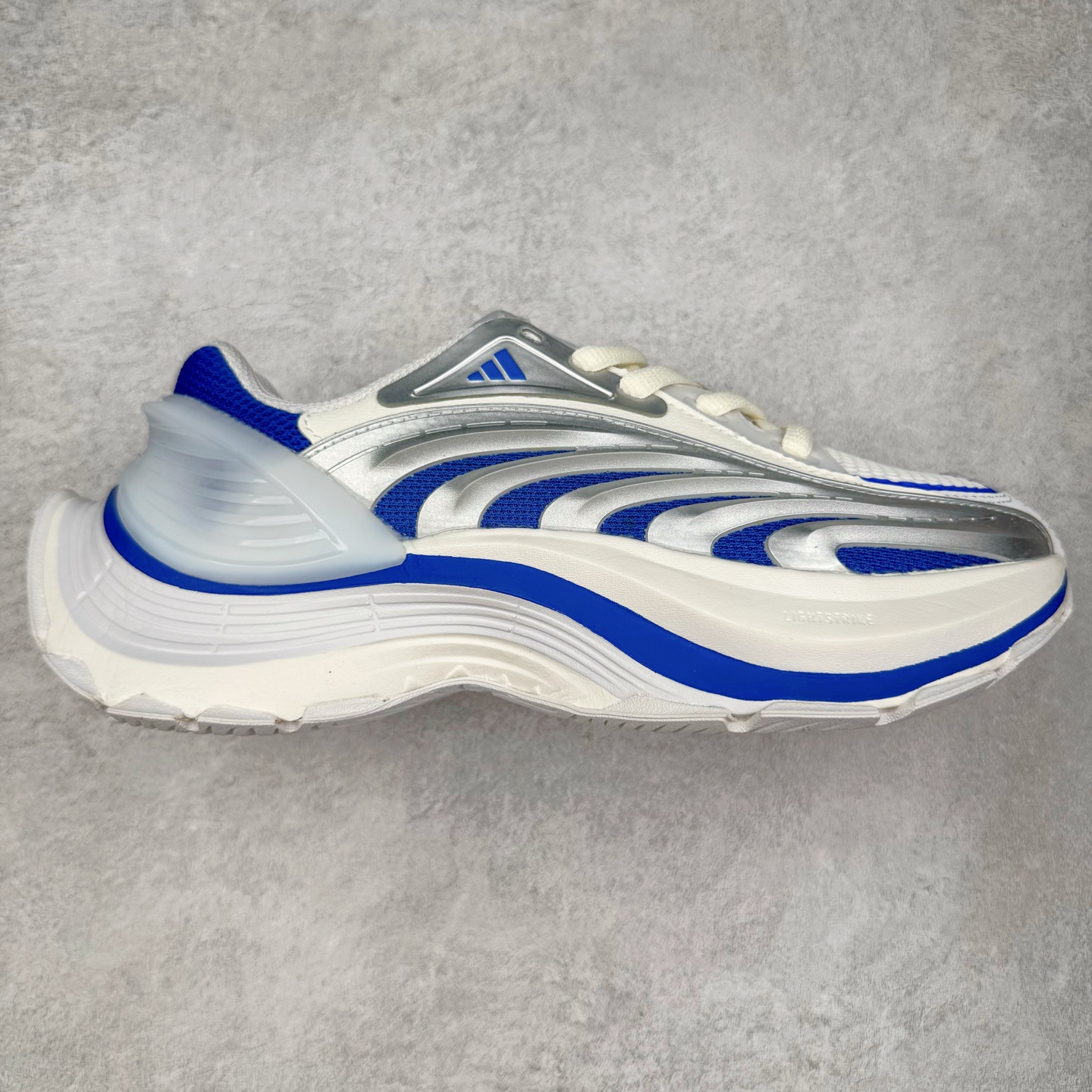 AD XLG MTW系列 舒适百搭防滑耐磨低帮跑步鞋老爹鞋 JS1502 鞋面采用贯穿式银条 完整的线条流畅度带来充分的视觉享受 鞋舌若隐若现的LOGO充满神秘感 夸张的鞋后跟幅度设计 线条感延伸至后跟标志三条杆彰显adidas调性 中底采用LIGHT STRIKE科技 在满足穿搭属性的同时提供舒适的脚感 完整的流线型设计语言 从鞋面贯穿到鞋底以及鞋花纹路 颜值与实力兼具 秀场与日常皆融 未来已来 让我们继续期待 实拍调校N版已经零色差零失真 百分百还原实物色彩所见即所得 不存在货不对板色差等低级问题 选购参考实物拍摄 不混卖不参货 只用心做好货严格选品 承诺混一赔十 尺码：36 36.5 37.5 38 38.5 39 40 40.5 41 42 42.5 43 44 44.5 45-选品中心