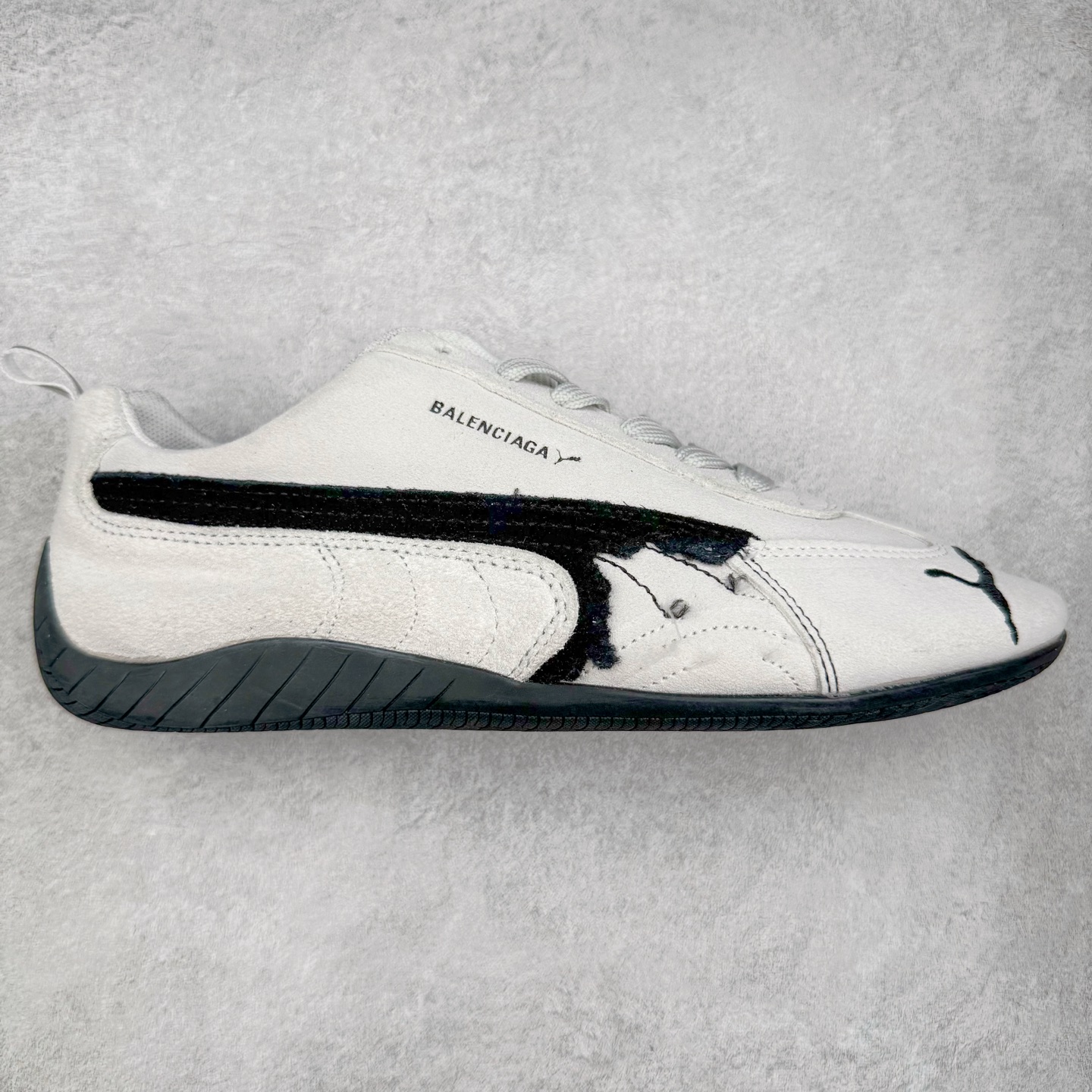Balenciaga x PUMA/彪马 Speedcat 巴黎世家联名系列薄底鞋牛皮圆头做旧磨损低帮生活休闲鞋 男女同款 选用了近两年人气极高的 “薄底鞋” PUMA Speedcat 为蓝本，带来了多个不同配色的联名鞋款。在色调上继承了这双赛车鞋原本的惯用方案，但鞋身侧面标志性的 PUMA Formstrip 标志则采用了 “破坏做旧” 的手法，这也是 Balenciaga 鞋款极为常见的风格。 将白色的 PUMA Formstrip 撕掉了一大半，这极为 “粗暴” 的处理方式，在街头绝对有着十足的回头率。鞋头的 PUMA Logo 得以保留，烫金的 BALENCIAGA 字样则表明了它的联名身份，后跟则是鞋款的尺码，这也是 Balenciaga 鞋款的家族习惯。实拍调校N版已经零色差零失真 百分百还原实物色彩所见即所得 不存在货不对板色差等低级问题 选购参考实物拍摄 不混卖不参货 只用心做好货严格选品 承诺混一赔十 尺码：36 36.5 37.5 38 38.5 39 40 40.5 41 42 42.5 43 44 44.5 45 编码 Sby2936040-选品中心