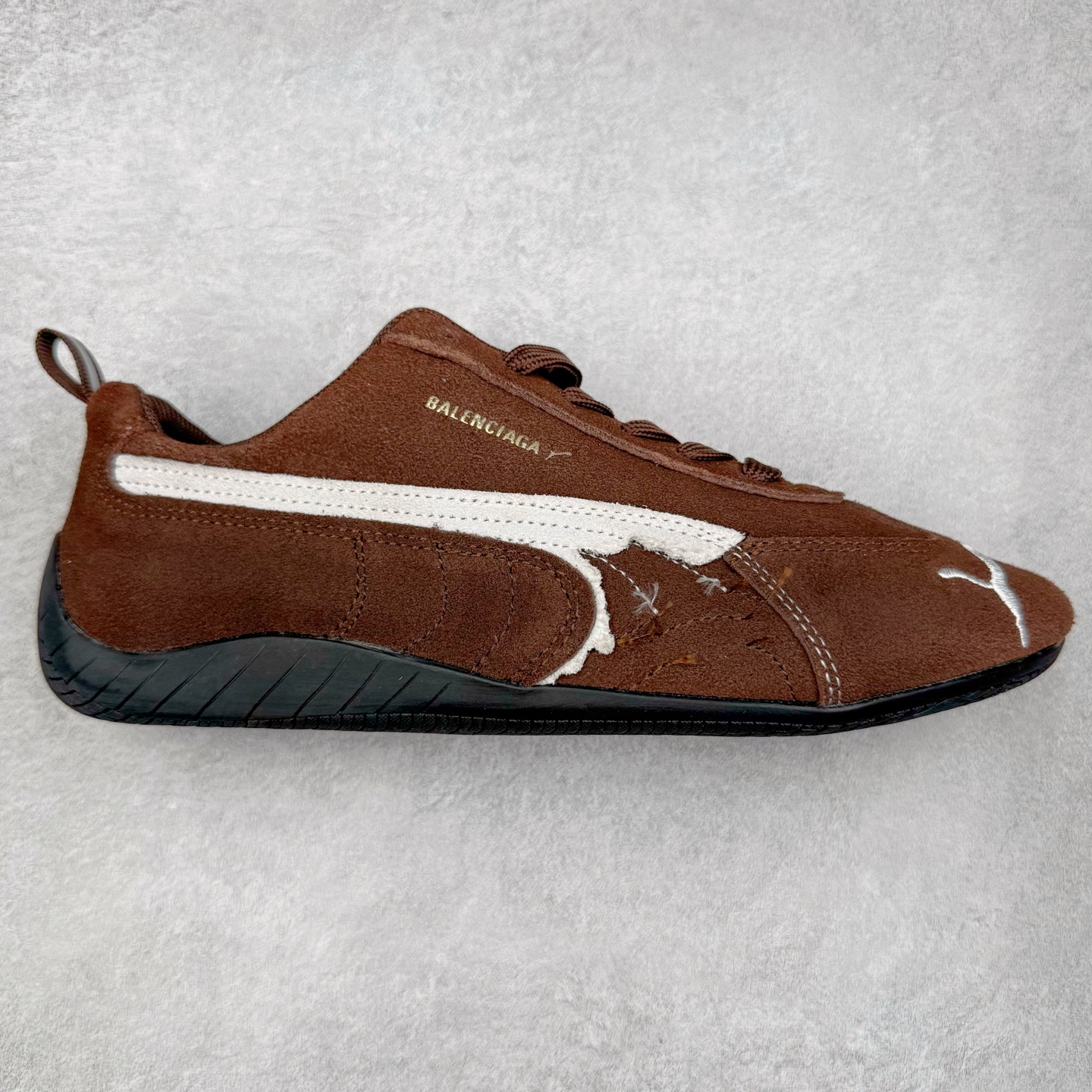 Balenciaga x PUMA/彪马 Speedcat 巴黎世家联名系列薄底鞋牛皮圆头做旧磨损低帮生活休闲鞋 男女同款 选用了近两年人气极高的 “薄底鞋” PUMA Speedcat 为蓝本，带来了多个不同配色的联名鞋款。在色调上继承了这双赛车鞋原本的惯用方案，但鞋身侧面标志性的 PUMA Formstrip 标志则采用了 “破坏做旧” 的手法，这也是 Balenciaga 鞋款极为常见的风格。 将白色的 PUMA Formstrip 撕掉了一大半，这极为 “粗暴” 的处理方式，在街头绝对有着十足的回头率。鞋头的 PUMA Logo 得以保留，烫金的 BALENCIAGA 字样则表明了它的联名身份，后跟则是鞋款的尺码，这也是 Balenciaga 鞋款的家族习惯。实拍调校N版已经零色差零失真 百分百还原实物色彩所见即所得 不存在货不对板色差等低级问题 选购参考实物拍摄 不混卖不参货 只用心做好货严格选品 承诺混一赔十 尺码：36 36.5 37.5 38 38.5 39 40 40.5 41 42 42.5 43 44 44.5 45-选品中心