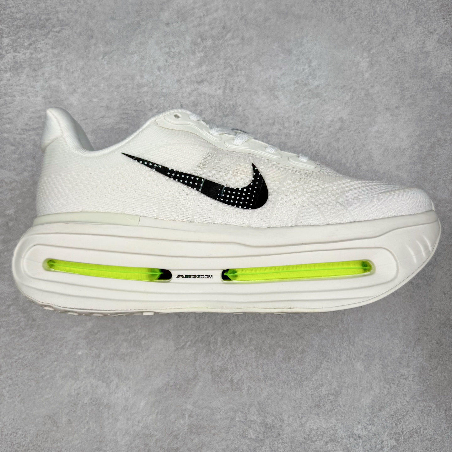 NK Pegasus Premium 飞马全掌气垫跑步运动鞋 HQ2592-100 气垫的究极进化 NIKE 2025S 新王炸 • 在特有Air科技加持下，耐克带来全新Pegasus Premium。这款跑鞋在传承耐克飞马（Pegasus）系列标志性的缓震功能的同时，将首次搭载耐克的塑型可视化Air Zoom气垫单元。• 塑型Air Zoom气垫单元贴合脚部的自然轮廓，帮助跑者在从后跟到脚趾的过渡中能够有效传递力量，带来一种前所未有的轻盈、顺畅回馈体验。中底采用ZoomX泡绵，后跟则使用ReactX泡绵，为跑者提供稳定流畅的推进感。• 塑型可视化Air Zoom气垫单元和精心配置的泡绵组合，让Pegasus Premium成为耐克飞马系列中颇具能量回馈的鞋款。• 全新Pegasus Premium不仅展示了耐克势头强劲的创新周期，证明了其特有的Air科技的强大实力，更体现了耐克倾听和服务运动员的能力。尺码：36 36.5 37.5 38 38.5 39 40 40.5 41 42 42.5 43 44 44.5 45-选品中心