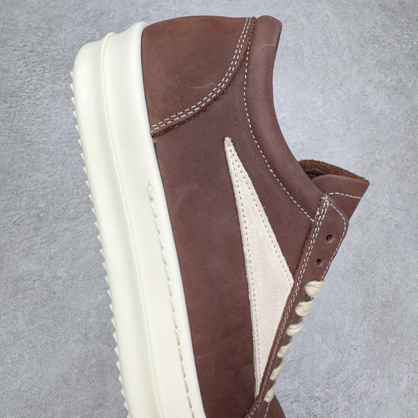 图片[6]-＃DG纯原 Rick Owens Drkshdw 瑞克·欧文斯低帮皮面时尚运动板鞋 棕色 二级市场已经7K以上 平台客户随意卖四位数 RO广东原厂出品 纯原天花板 原版一比一复刻 冲正绝不翻车 还原度达到百分之98以上 原楦开发纸版版型 ZP拆解原版1：1复模裁片纸版 力求做到0错位 这样才能达到和zp一致的鞋型味道 采用进口cnc数控机床开发对版独家tpu奶香大底 区别于市场所有版本 zp同源全头层粒面小牛皮 达到和zp一致手感 原厂进口细纹布 万邦订购原厂高弹粉红色海绵 内里搭配软质细腻羊皮 TPU高密度大底 软硬度透光度高已经测试和原版一致 尺码：36 37 38 39 40 41 42 43 44 45 46-选品中心