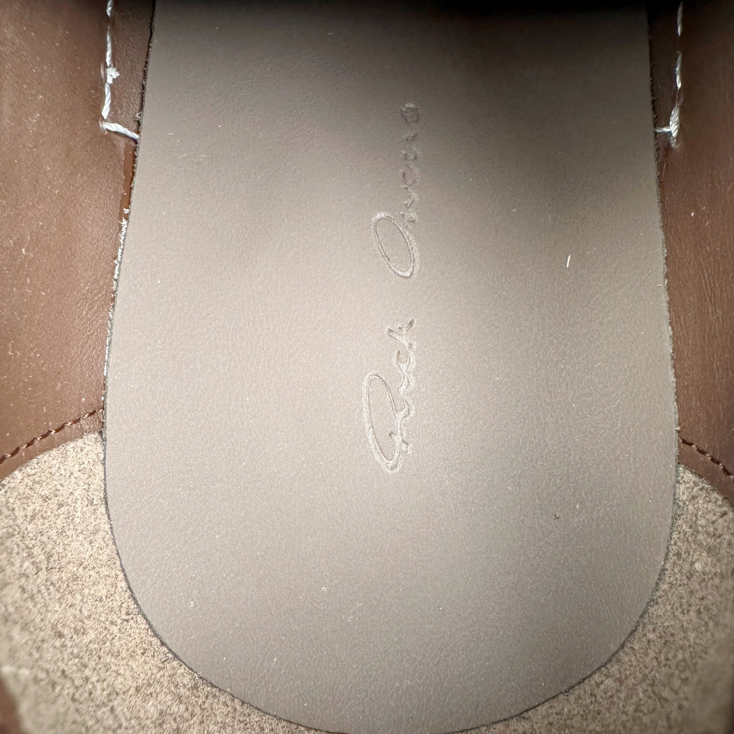 图片[11]-＃DG纯原 Rick Owens Drkshdw 瑞克·欧文斯低帮皮面时尚运动板鞋 棕色 二级市场已经7K以上 平台客户随意卖四位数 RO广东原厂出品 纯原天花板 原版一比一复刻 冲正绝不翻车 还原度达到百分之98以上 原楦开发纸版版型 ZP拆解原版1：1复模裁片纸版 力求做到0错位 这样才能达到和zp一致的鞋型味道 采用进口cnc数控机床开发对版独家tpu奶香大底 区别于市场所有版本 zp同源全头层粒面小牛皮 达到和zp一致手感 原厂进口细纹布 万邦订购原厂高弹粉红色海绵 内里搭配软质细腻羊皮 TPU高密度大底 软硬度透光度高已经测试和原版一致 尺码：36 37 38 39 40 41 42 43 44 45 46-选品中心