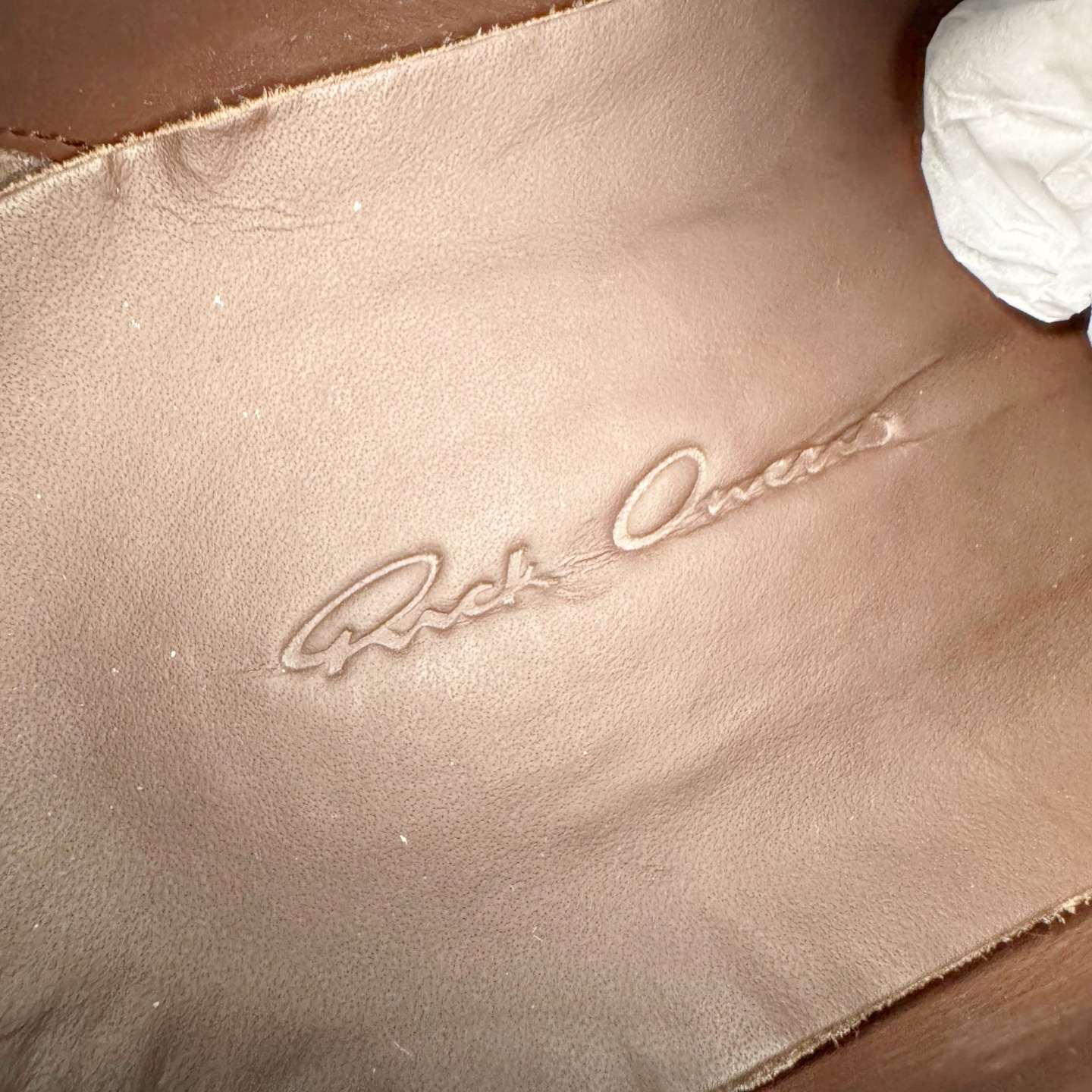 图片[13]-＃DG纯原 Rick Owens Drkshdw 瑞克·欧文斯低帮皮面时尚运动板鞋 棕色 二级市场已经7K以上 平台客户随意卖四位数 RO广东原厂出品 纯原天花板 原版一比一复刻 冲正绝不翻车 还原度达到百分之98以上 原楦开发纸版版型 ZP拆解原版1：1复模裁片纸版 力求做到0错位 这样才能达到和zp一致的鞋型味道 采用进口cnc数控机床开发对版独家tpu奶香大底 区别于市场所有版本 zp同源全头层粒面小牛皮 达到和zp一致手感 原厂进口细纹布 万邦订购原厂高弹粉红色海绵 内里搭配软质细腻羊皮 TPU高密度大底 软硬度透光度高已经测试和原版一致 尺码：36 37 38 39 40 41 42 43 44 45 46-选品中心