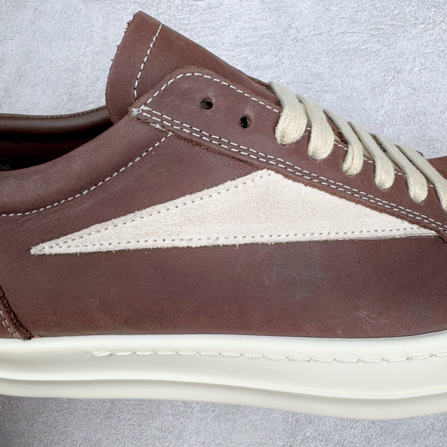 图片[19]-＃DG纯原 Rick Owens Drkshdw 瑞克·欧文斯低帮皮面时尚运动板鞋 棕色 二级市场已经7K以上 平台客户随意卖四位数 RO广东原厂出品 纯原天花板 原版一比一复刻 冲正绝不翻车 还原度达到百分之98以上 原楦开发纸版版型 ZP拆解原版1：1复模裁片纸版 力求做到0错位 这样才能达到和zp一致的鞋型味道 采用进口cnc数控机床开发对版独家tpu奶香大底 区别于市场所有版本 zp同源全头层粒面小牛皮 达到和zp一致手感 原厂进口细纹布 万邦订购原厂高弹粉红色海绵 内里搭配软质细腻羊皮 TPU高密度大底 软硬度透光度高已经测试和原版一致 尺码：36 37 38 39 40 41 42 43 44 45 46-选品中心