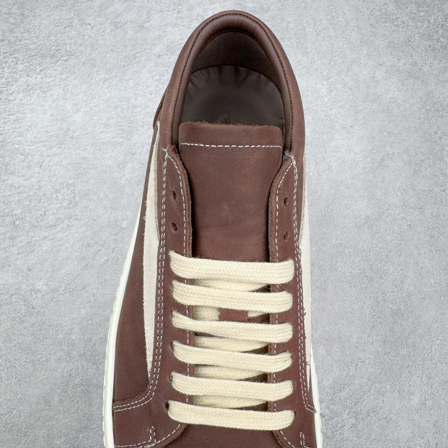 图片[5]-＃DG纯原 Rick Owens Drkshdw 瑞克·欧文斯低帮皮面时尚运动板鞋 棕色 二级市场已经7K以上 平台客户随意卖四位数 RO广东原厂出品 纯原天花板 原版一比一复刻 冲正绝不翻车 还原度达到百分之98以上 原楦开发纸版版型 ZP拆解原版1：1复模裁片纸版 力求做到0错位 这样才能达到和zp一致的鞋型味道 采用进口cnc数控机床开发对版独家tpu奶香大底 区别于市场所有版本 zp同源全头层粒面小牛皮 达到和zp一致手感 原厂进口细纹布 万邦订购原厂高弹粉红色海绵 内里搭配软质细腻羊皮 TPU高密度大底 软硬度透光度高已经测试和原版一致 尺码：36 37 38 39 40 41 42 43 44 45 46-选品中心