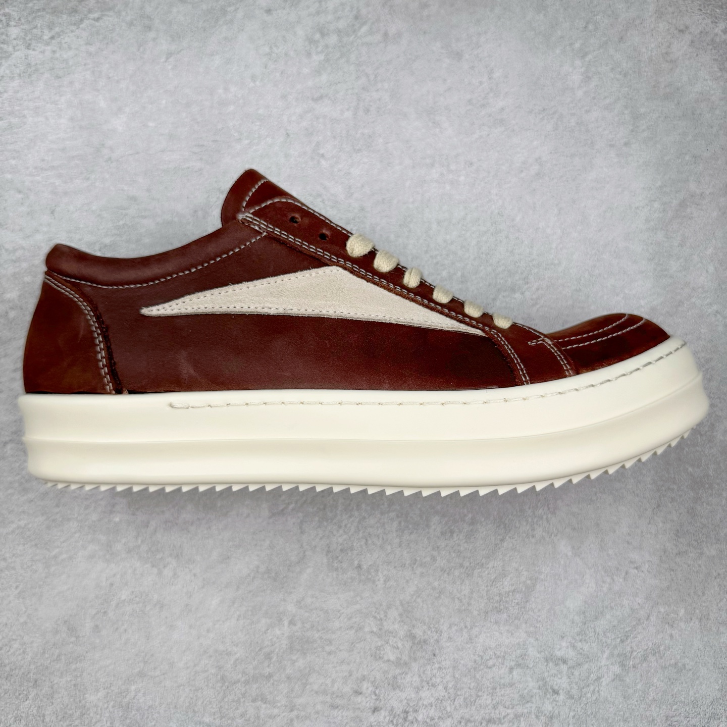 ＃DG纯原 Rick Owens Drkshdw 瑞克·欧文斯低帮皮面时尚运动板鞋 棕色 二级市场已经7K以上 平台客户随意卖四位数 RO广东原厂出品 纯原天花板 原版一比一复刻 冲正绝不翻车 还原度达到百分之98以上 原楦开发纸版版型 ZP拆解原版1：1复模裁片纸版 力求做到0错位 这样才能达到和zp一致的鞋型味道 采用进口cnc数控机床开发对版独家tpu奶香大底 区别于市场所有版本 zp同源全头层粒面小牛皮 达到和zp一致手感 原厂进口细纹布 万邦订购原厂高弹粉红色海绵 内里搭配软质细腻羊皮 TPU高密度大底 软硬度透光度高已经测试和原版一致 尺码：36 37 38 39 40 41 42 43 44 45 46-选品中心