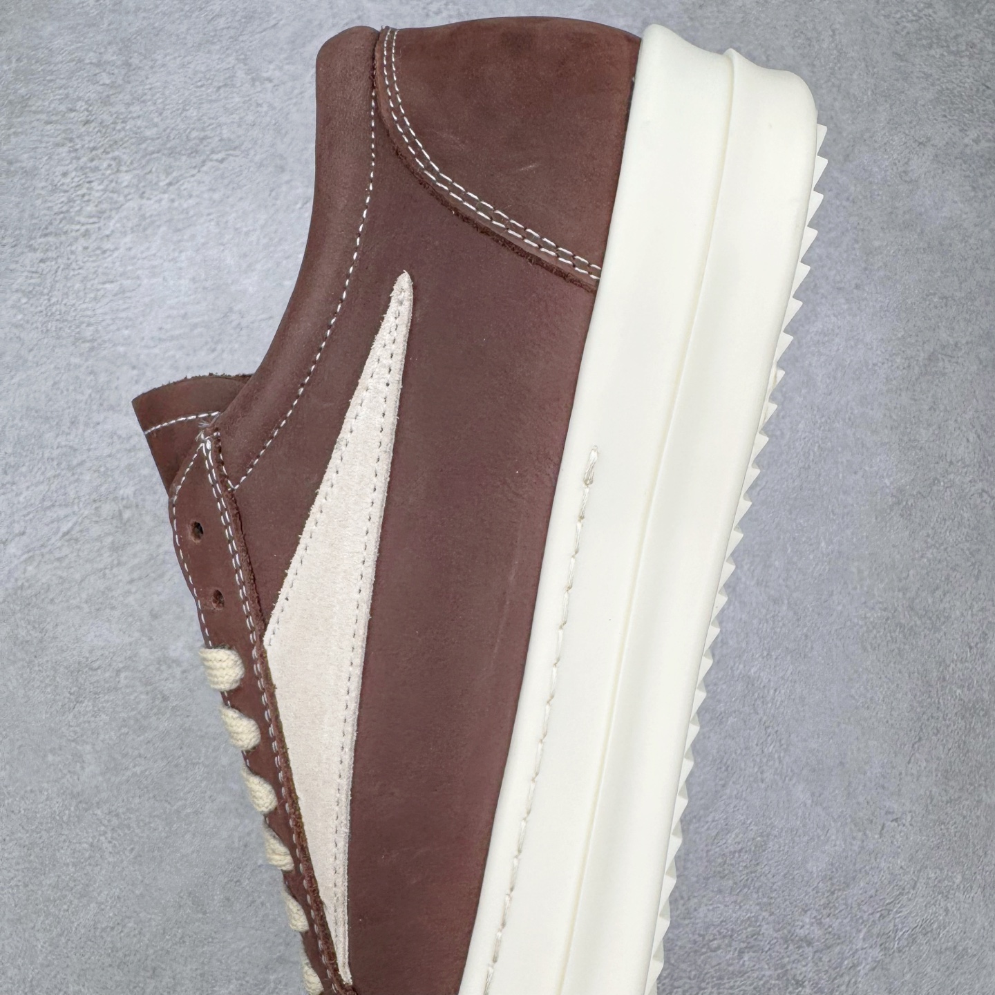 图片[7]-＃DG纯原 Rick Owens Drkshdw 瑞克·欧文斯低帮皮面时尚运动板鞋 棕色 二级市场已经7K以上 平台客户随意卖四位数 RO广东原厂出品 纯原天花板 原版一比一复刻 冲正绝不翻车 还原度达到百分之98以上 原楦开发纸版版型 ZP拆解原版1：1复模裁片纸版 力求做到0错位 这样才能达到和zp一致的鞋型味道 采用进口cnc数控机床开发对版独家tpu奶香大底 区别于市场所有版本 zp同源全头层粒面小牛皮 达到和zp一致手感 原厂进口细纹布 万邦订购原厂高弹粉红色海绵 内里搭配软质细腻羊皮 TPU高密度大底 软硬度透光度高已经测试和原版一致 尺码：36 37 38 39 40 41 42 43 44 45 46-选品中心