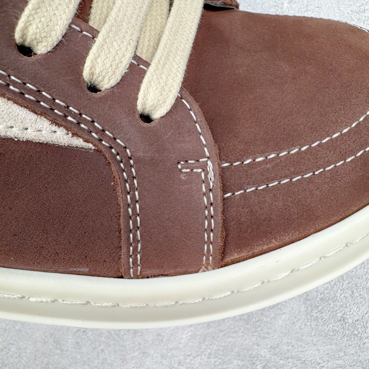 图片[17]-＃DG纯原 Rick Owens Drkshdw 瑞克·欧文斯低帮皮面时尚运动板鞋 棕色 二级市场已经7K以上 平台客户随意卖四位数 RO广东原厂出品 纯原天花板 原版一比一复刻 冲正绝不翻车 还原度达到百分之98以上 原楦开发纸版版型 ZP拆解原版1：1复模裁片纸版 力求做到0错位 这样才能达到和zp一致的鞋型味道 采用进口cnc数控机床开发对版独家tpu奶香大底 区别于市场所有版本 zp同源全头层粒面小牛皮 达到和zp一致手感 原厂进口细纹布 万邦订购原厂高弹粉红色海绵 内里搭配软质细腻羊皮 TPU高密度大底 软硬度透光度高已经测试和原版一致 尺码：36 37 38 39 40 41 42 43 44 45 46-选品中心