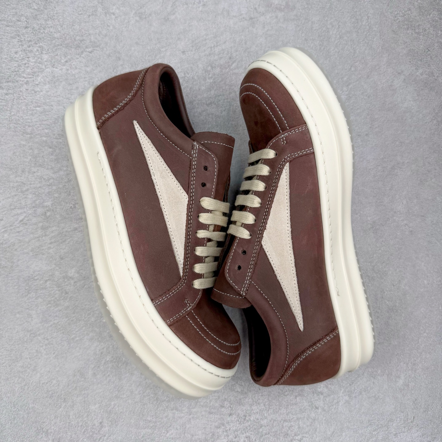 图片[3]-＃DG纯原 Rick Owens Drkshdw 瑞克·欧文斯低帮皮面时尚运动板鞋 棕色 二级市场已经7K以上 平台客户随意卖四位数 RO广东原厂出品 纯原天花板 原版一比一复刻 冲正绝不翻车 还原度达到百分之98以上 原楦开发纸版版型 ZP拆解原版1：1复模裁片纸版 力求做到0错位 这样才能达到和zp一致的鞋型味道 采用进口cnc数控机床开发对版独家tpu奶香大底 区别于市场所有版本 zp同源全头层粒面小牛皮 达到和zp一致手感 原厂进口细纹布 万邦订购原厂高弹粉红色海绵 内里搭配软质细腻羊皮 TPU高密度大底 软硬度透光度高已经测试和原版一致 尺码：36 37 38 39 40 41 42 43 44 45 46-选品中心