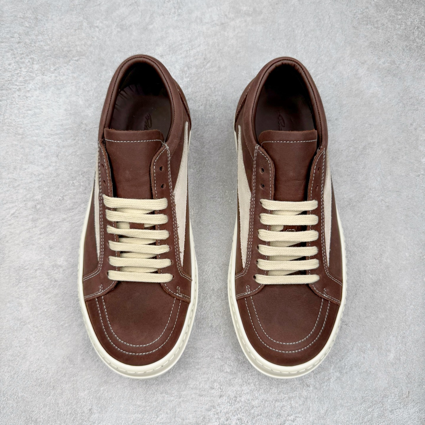 图片[2]-＃DG纯原 Rick Owens Drkshdw 瑞克·欧文斯低帮皮面时尚运动板鞋 棕色 二级市场已经7K以上 平台客户随意卖四位数 RO广东原厂出品 纯原天花板 原版一比一复刻 冲正绝不翻车 还原度达到百分之98以上 原楦开发纸版版型 ZP拆解原版1：1复模裁片纸版 力求做到0错位 这样才能达到和zp一致的鞋型味道 采用进口cnc数控机床开发对版独家tpu奶香大底 区别于市场所有版本 zp同源全头层粒面小牛皮 达到和zp一致手感 原厂进口细纹布 万邦订购原厂高弹粉红色海绵 内里搭配软质细腻羊皮 TPU高密度大底 软硬度透光度高已经测试和原版一致 尺码：36 37 38 39 40 41 42 43 44 45 46-选品中心