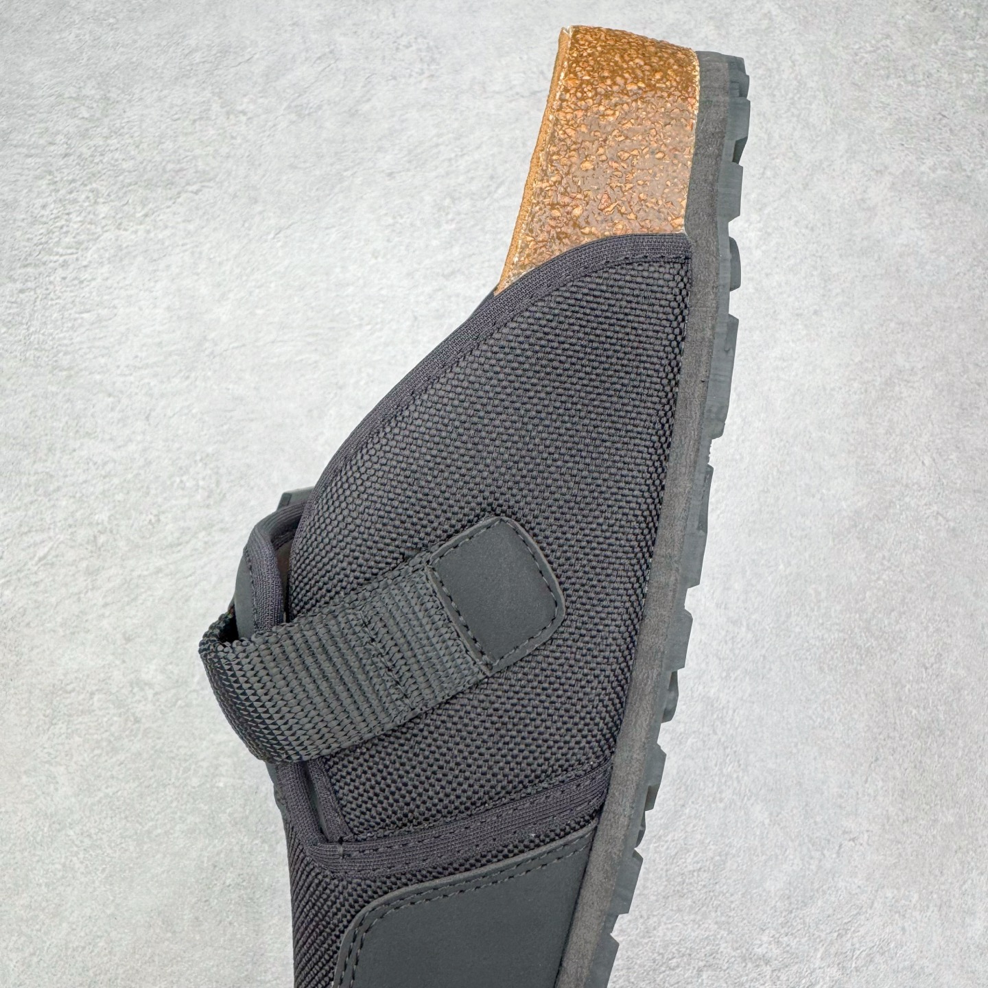 图片[7]-＃GD广顶 Birkenstock Boston Nova 勃肯时尚气质橡胶底防滑包头拖鞋 黑色 常规版（宽版）牛皮绒面革质地柔软 搭配可调节鞋扣提升穿着舒适度 人体工学设计分散脚部压力 保护脚踝 软木乳胶鞋床具有一定的收缩性 长时间穿着后能贴合脚型 EVA鞋底回弹性和抗张性力高 具有良好的防震、缓冲性 四季皆宜 柔软的鞋床采用额外的泡沫缓冲层 提供额外的舒适感和全天支撑 全网独家首发 源于德国的严谨工艺 牛巴戎面 中层松木 EVA 三层组合大底 优质牛皮面料五金扣 出口订单 尺码：35-45-选品中心