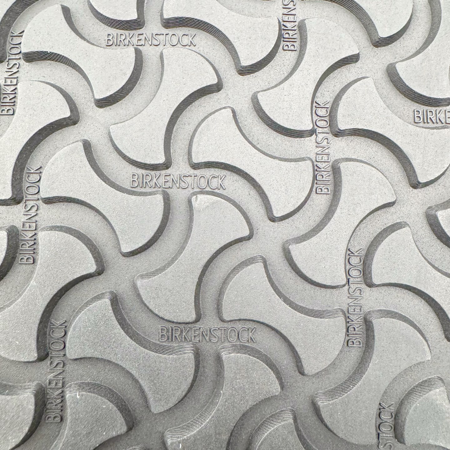 图片[10]-＃GD广顶 Birkenstock Boston Nova 勃肯时尚气质橡胶底防滑包头拖鞋 黑色 常规版（宽版）牛皮绒面革质地柔软 搭配可调节鞋扣提升穿着舒适度 人体工学设计分散脚部压力 保护脚踝 软木乳胶鞋床具有一定的收缩性 长时间穿着后能贴合脚型 EVA鞋底回弹性和抗张性力高 具有良好的防震、缓冲性 四季皆宜 柔软的鞋床采用额外的泡沫缓冲层 提供额外的舒适感和全天支撑 全网独家首发 源于德国的严谨工艺 牛巴戎面 中层松木 EVA 三层组合大底 优质牛皮面料五金扣 出口订单 尺码：35-45-选品中心