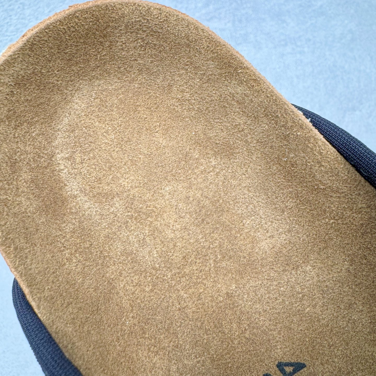 图片[13]-＃GD广顶 Birkenstock Boston Nova 勃肯时尚气质橡胶底防滑包头拖鞋 黑色 常规版（宽版）牛皮绒面革质地柔软 搭配可调节鞋扣提升穿着舒适度 人体工学设计分散脚部压力 保护脚踝 软木乳胶鞋床具有一定的收缩性 长时间穿着后能贴合脚型 EVA鞋底回弹性和抗张性力高 具有良好的防震、缓冲性 四季皆宜 柔软的鞋床采用额外的泡沫缓冲层 提供额外的舒适感和全天支撑 全网独家首发 源于德国的严谨工艺 牛巴戎面 中层松木 EVA 三层组合大底 优质牛皮面料五金扣 出口订单 尺码：35-45-选品中心